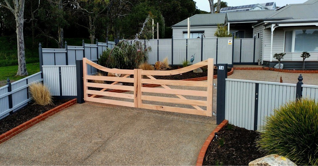 A neat little project in Mt Martha 🌿 

Half-sweep rural farm gates by us
Landscape by @candixlandscapes 

#gippslandtimbergates
