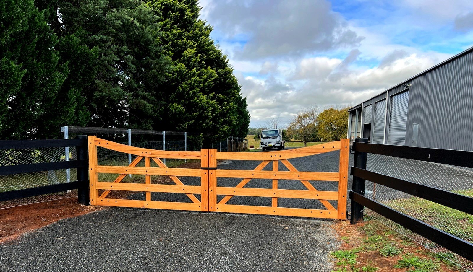 A refined rural statement at The Oaks, NSW.
These gates showcase our tall sweep design as well as distinctive black hardware and mortise and tenon joins. They are a great choice for rural farm entrances.
Made to last and delivered Australia-wide