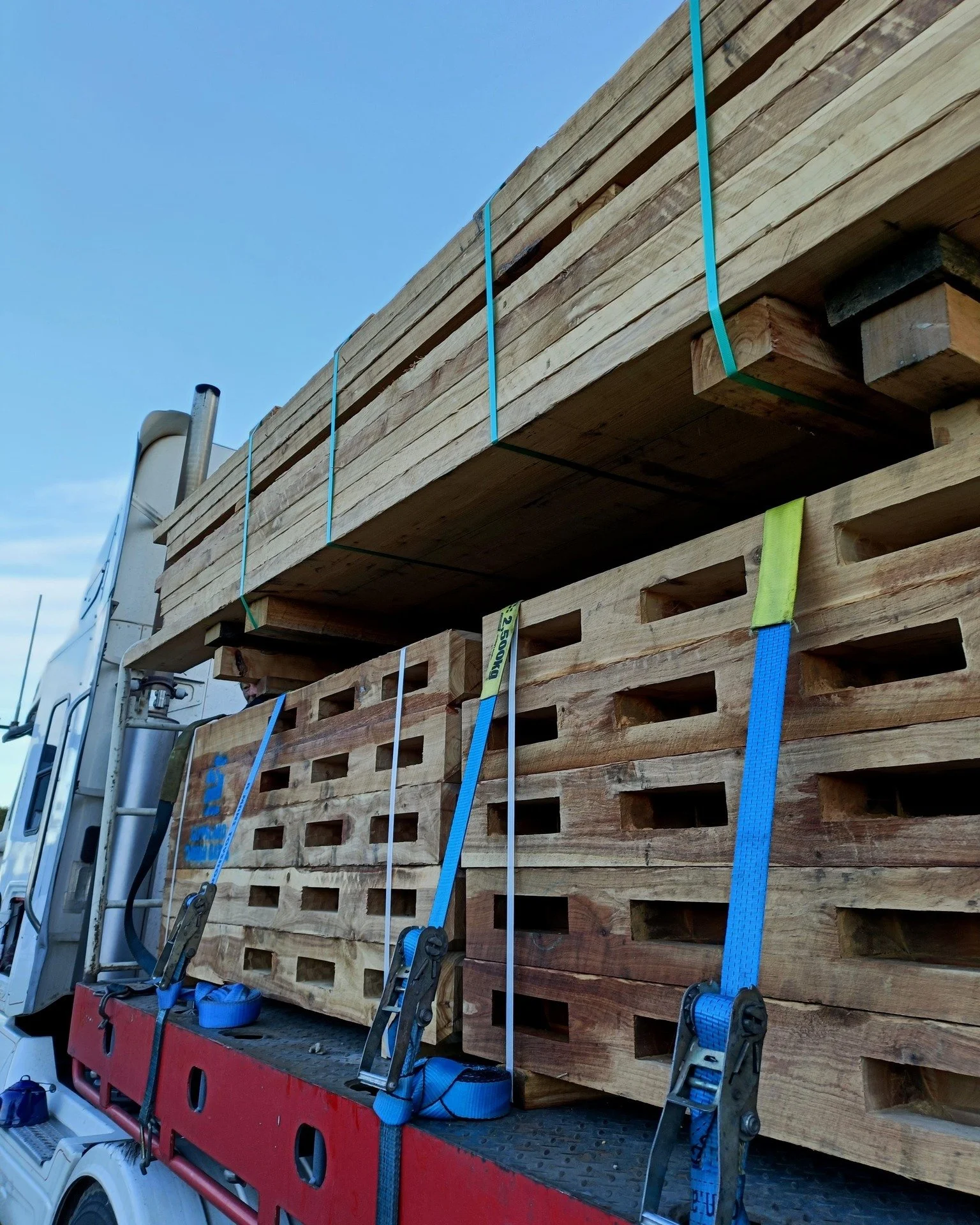 Busy week to keep deliveries rolling
Over 150 rails and 50 posts heading to a valued customer in Mepunga West, with a full order of 200x200 posts en route to South Australia.
More interstate deliveries scheduled for next week
#GippslandTimberGates