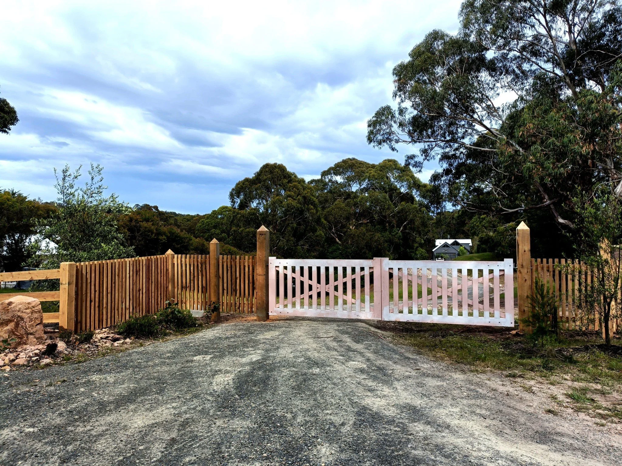 The coastal vibes are strong with this project! 🌊 

This timber fence with matching gates was recently installed in Metung, are the perfect complement to stunning waterside surroundings. The gates are now ready for their final coats of paint, but th