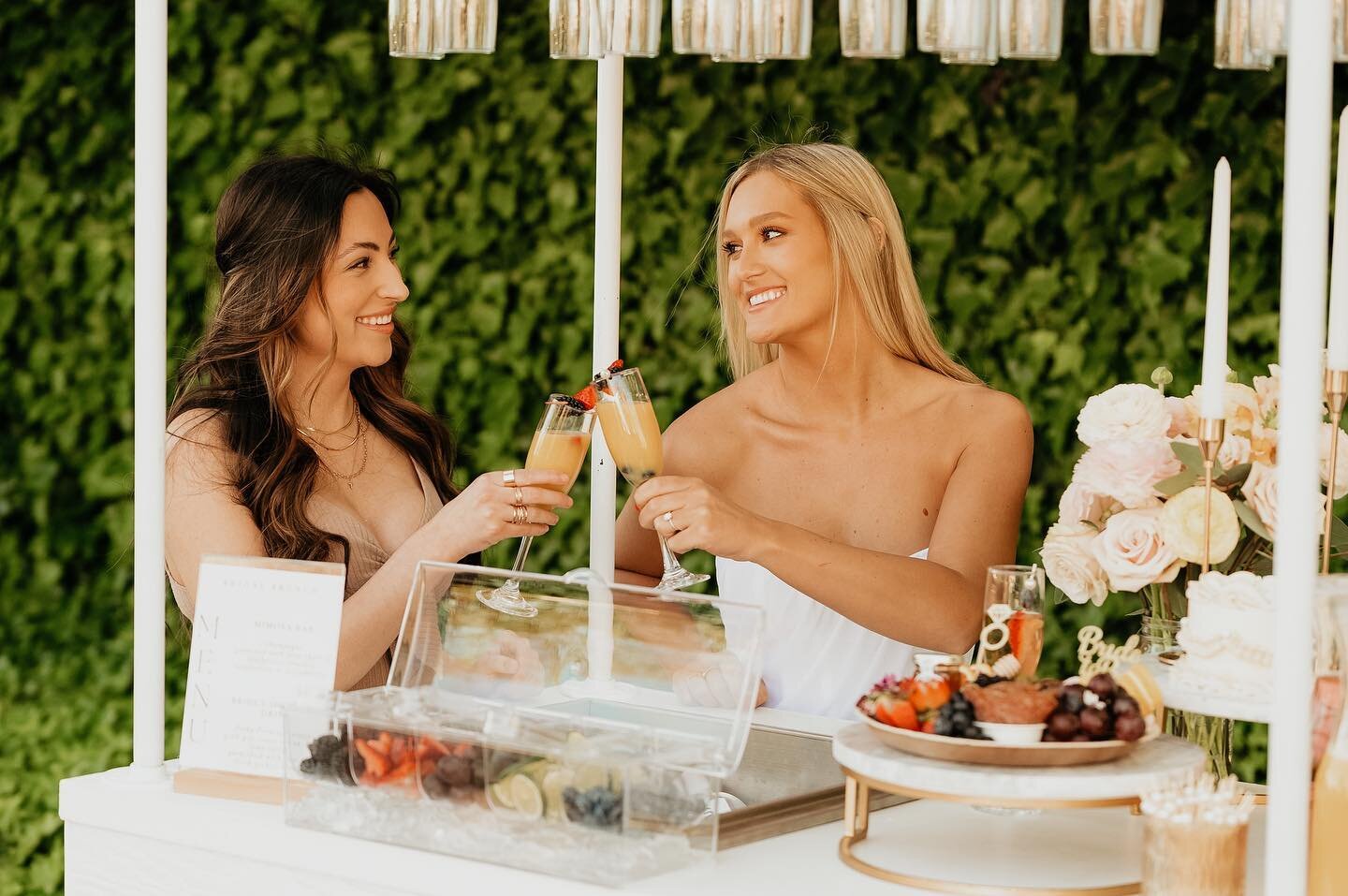 CHEERS to the weekend!! 🍾

Celebrating with a mimosa bar on this Saturday ☀️