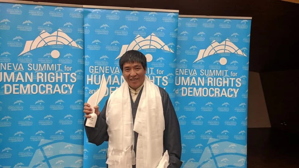 Dhondup Wangchen erhält Menschenrechtspreis beim 11. Internationalen Menschenrechtsgipfel in Genf