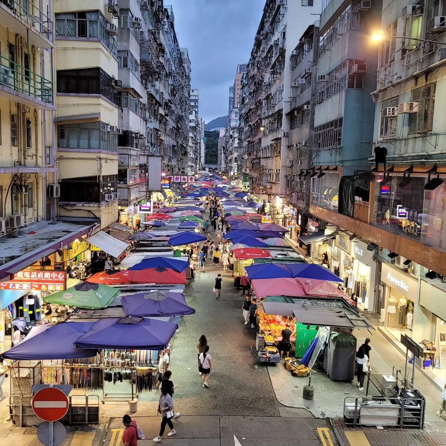 Hong Kong, one of many great local street view.
Reminds me when I used to live in Malaysia. 😌