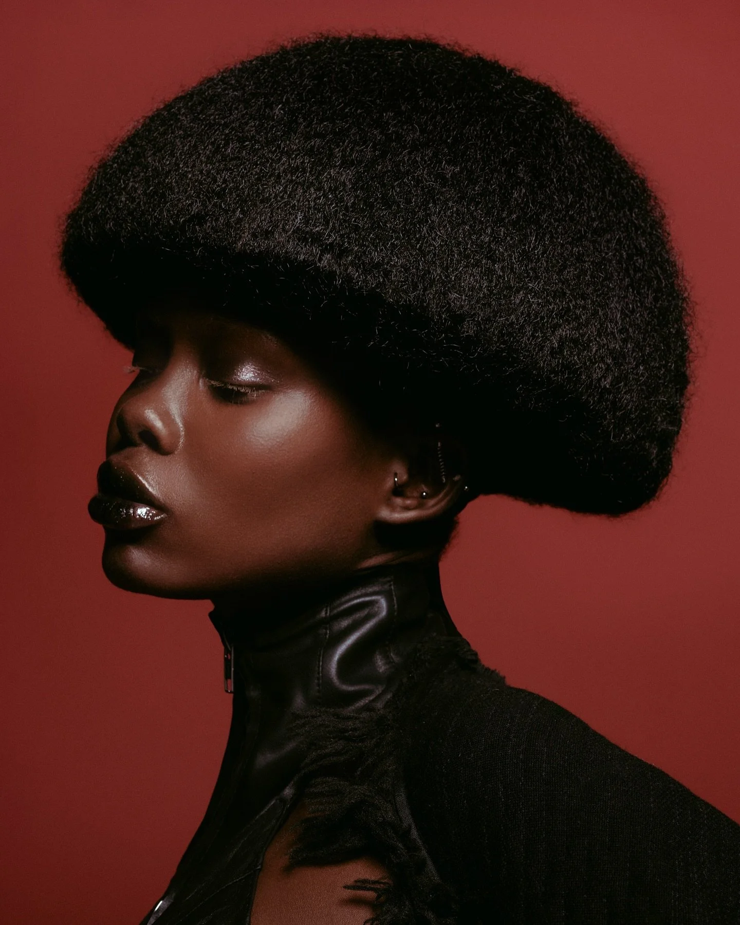 METAMORPH 

One model, countless identities. In this editorial, Tricia transforms completely from hair to makeup, from texture to silhouette. Each look embodies a new character, a different persona.

Online at @mirror_mirror_magazine 

Team ❤️

Creat