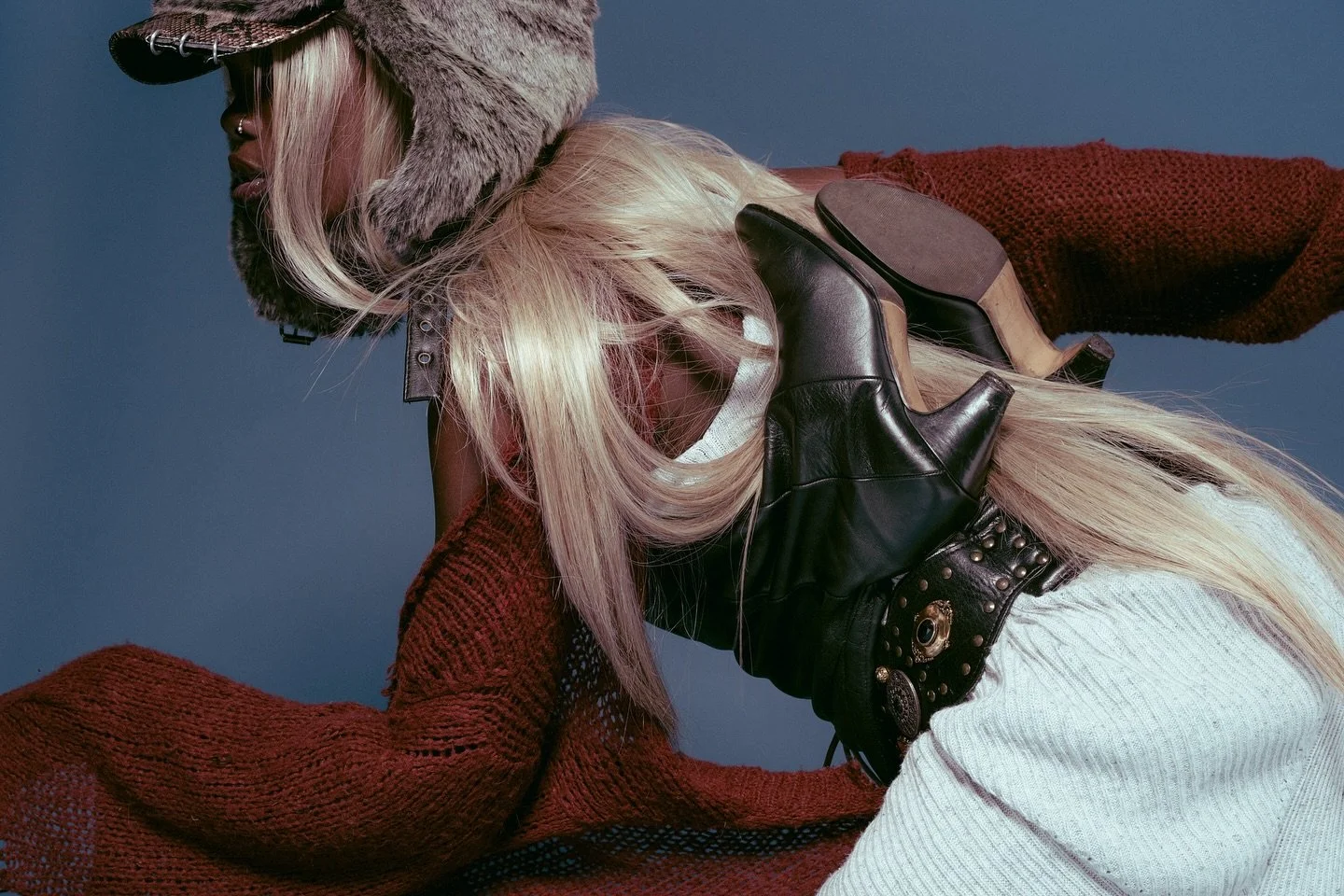 Why wouldn&rsquo;t you wear your boots as a corset? 🤔👢 

METAMORPH

Online at @mirror_mirror_magazine

Team ❤️

Creative Direction &amp;Photography: Rosella Fennis
@rosellafennis
Model: Tricia Nganga Mokosi @breakyaneckk
Styling: Dirkje Lemmink @di