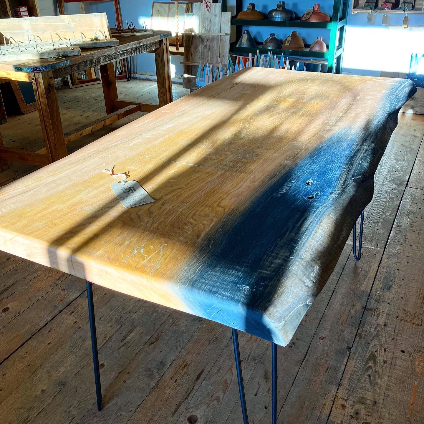 Happy New Year to you! 🎉 🎈💥 

We hope you had a wonderful time and ready to start this year with a bang.

Our resident, all round talented egg @mathew_bryce_ made this stunning dining table just before Christmas. 
Really needs to be seen to be ful
