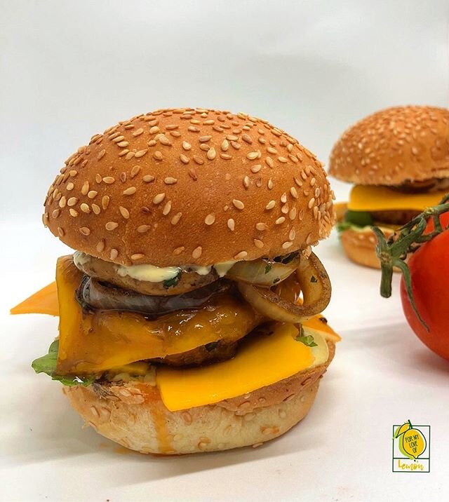 Juicy Goat Burger with sauteed garlic butter mushroom and onions, cheddar cheese, arugula, avocados, mayo mustard sauce andddddd that's it
P.S: Goat meat does not taste like goat cheese 🙅🏻&zwj;♀️
#homemade#burger#food#foodlover#foodphotography#goat