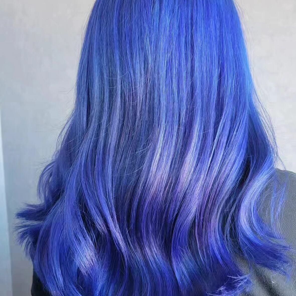 What can we say, we are a huge fan of BLUE 💙🦋😉

Swipe for before! Formula using Evo lightener for new growth and Staino for the gorgeous blue! Hair by @jpturnbull at @rebelhairsociety #evopro #manocoblue