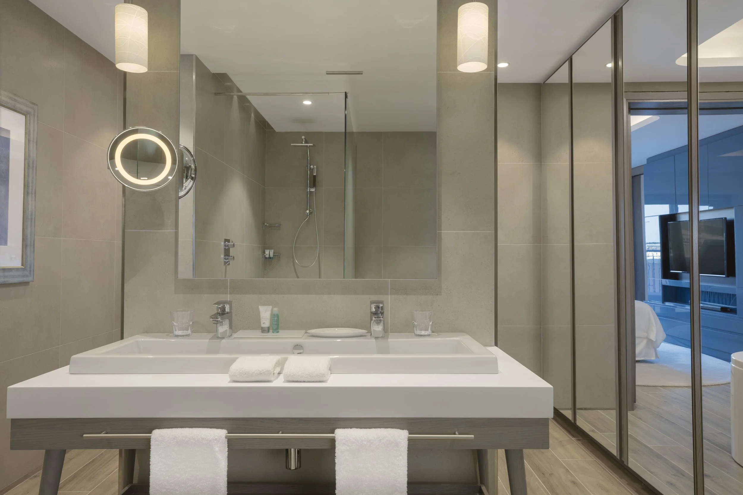 Luxury Bay Suite, En-Suite Bathroom.jpg