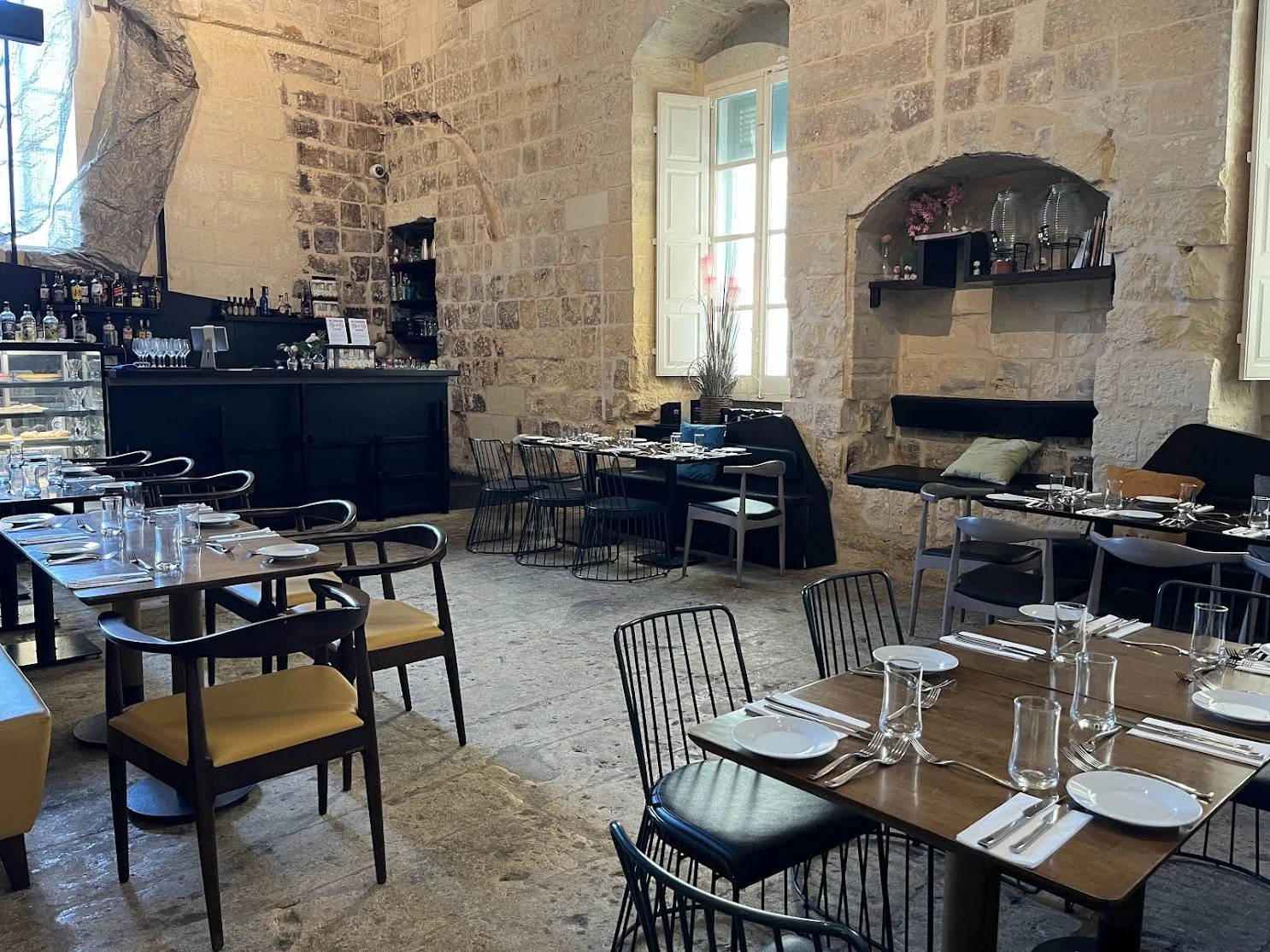 La Valette - lunch or dinner set up.jpeg