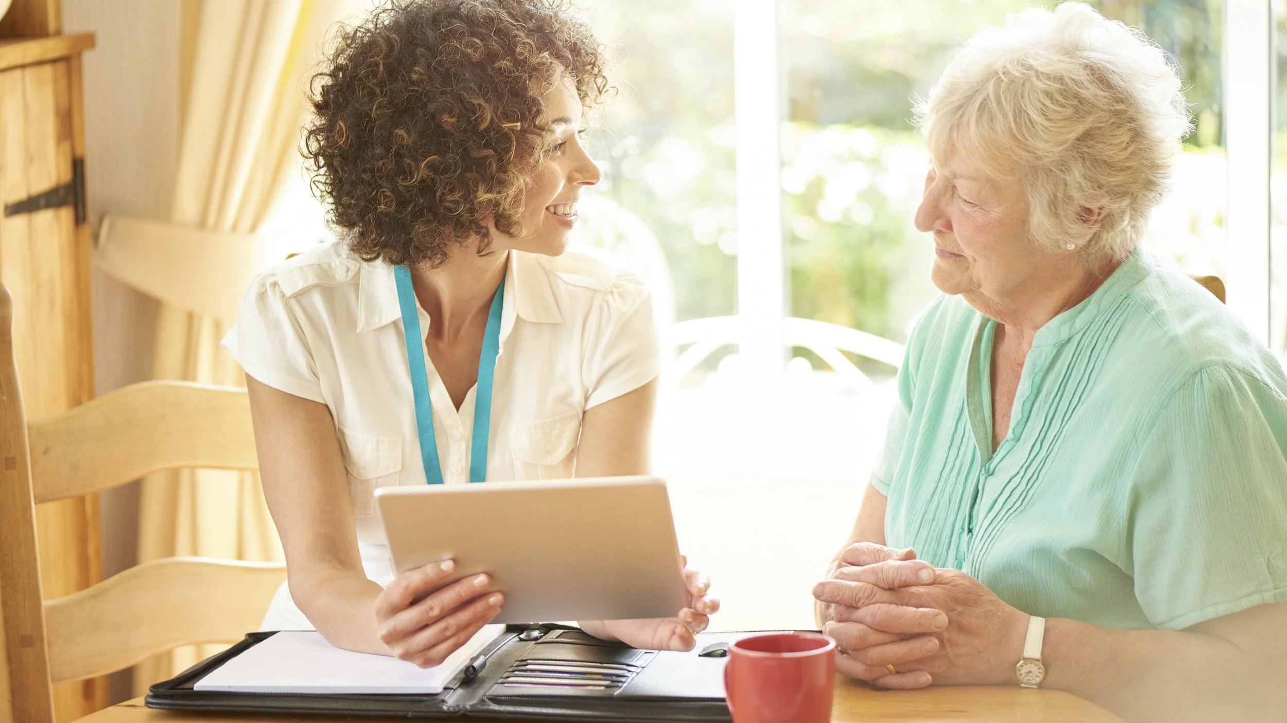 Aide soignante Coordinatrice en EHPAD : l'atout sérénité des directeurs et directrices