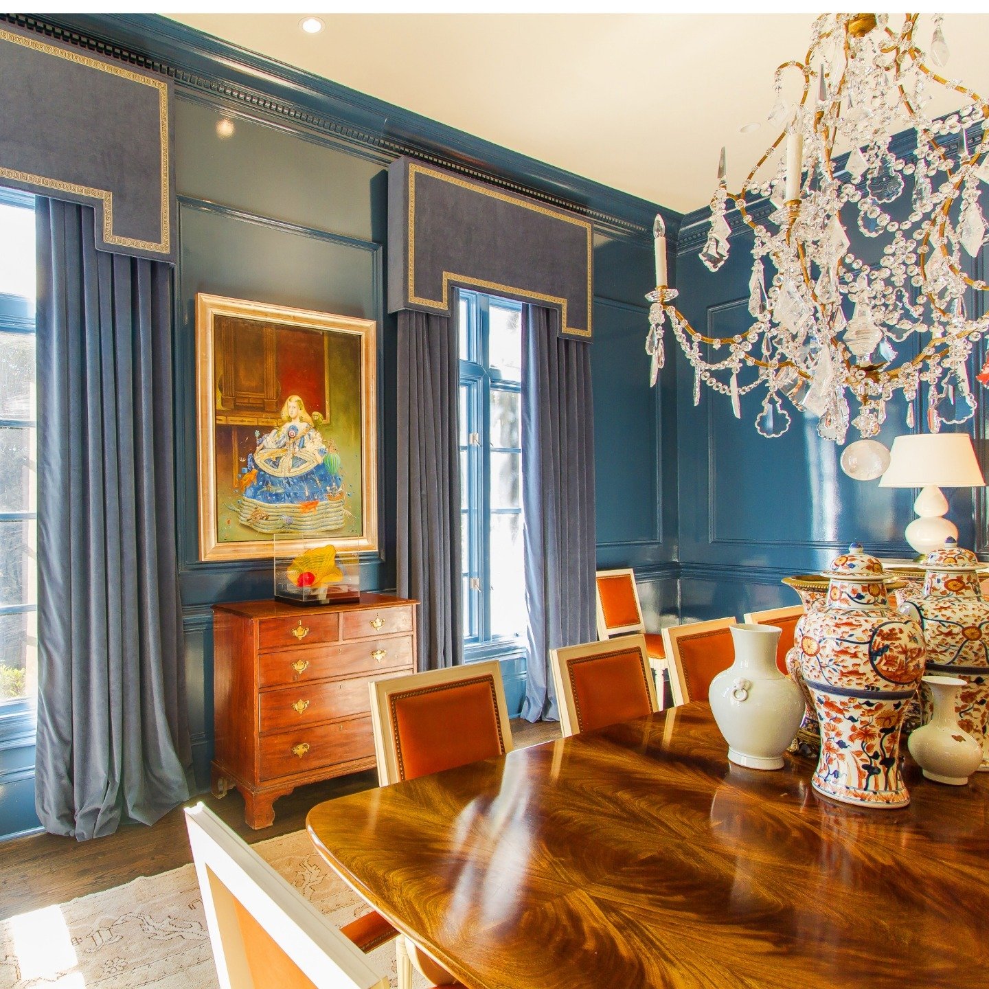 This gorgeous room by @hopearbery interiors is giving us all the feels 💙💙💙

#bespokedrapery #customdraperyworkroom #customwindowtreatments #customdraperies #quipa #softfurnishings #interiordesign #windowtreatments #workrooms #customdrapery #leadin