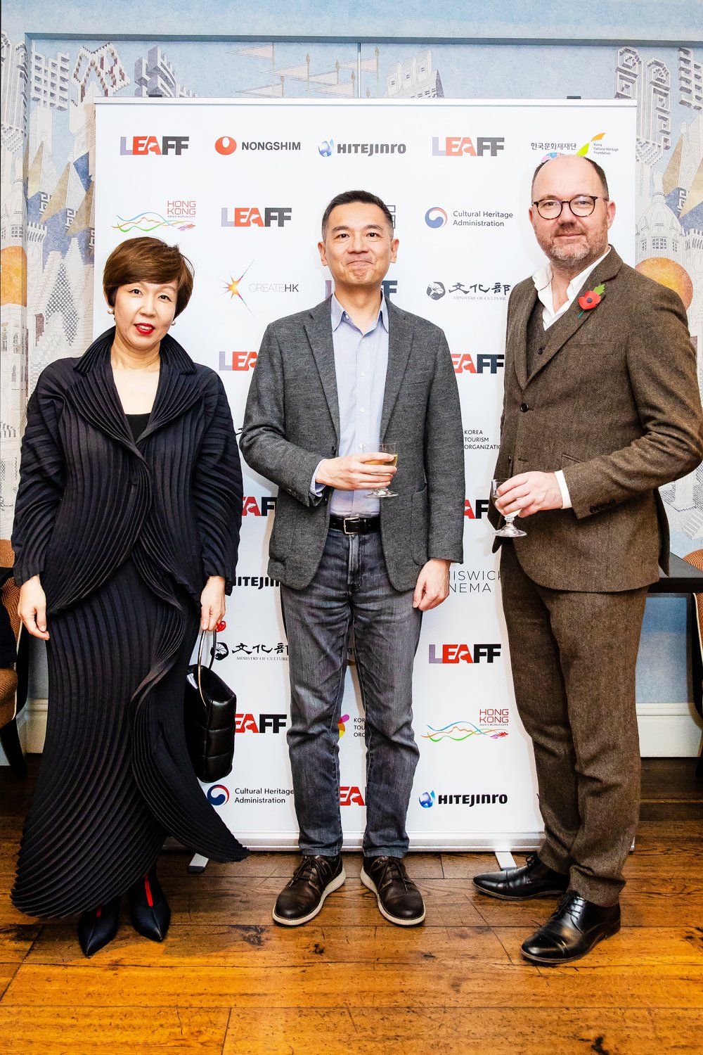 左起Hyejung Jeon影展總監、駐英文化組陳組長斌全、影展顧問Ian Haydn Smith.jpg