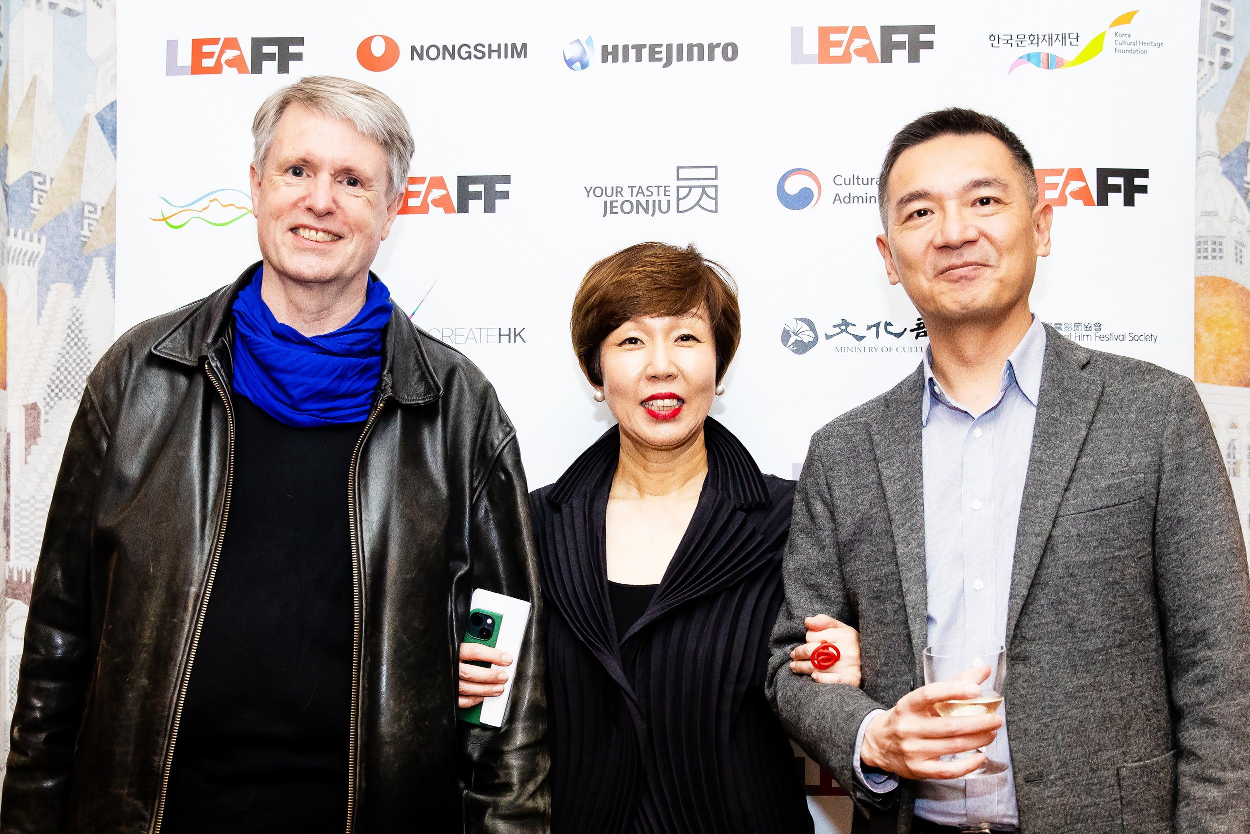 左起Chris Berry教授、Hyejung Jeon影展總監、駐英文化組陳組長斌全.jpg