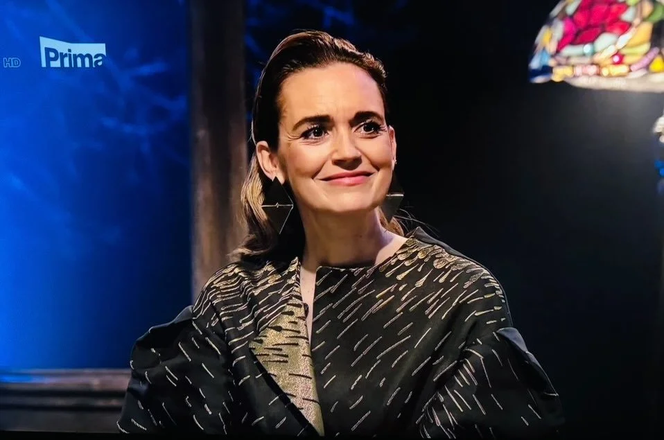 @brzobohatadaniela 🖤💛 @anna_rihova @primaftv @zradci_official #outfit #brocade #jacquard @hedva_cesky_brokat