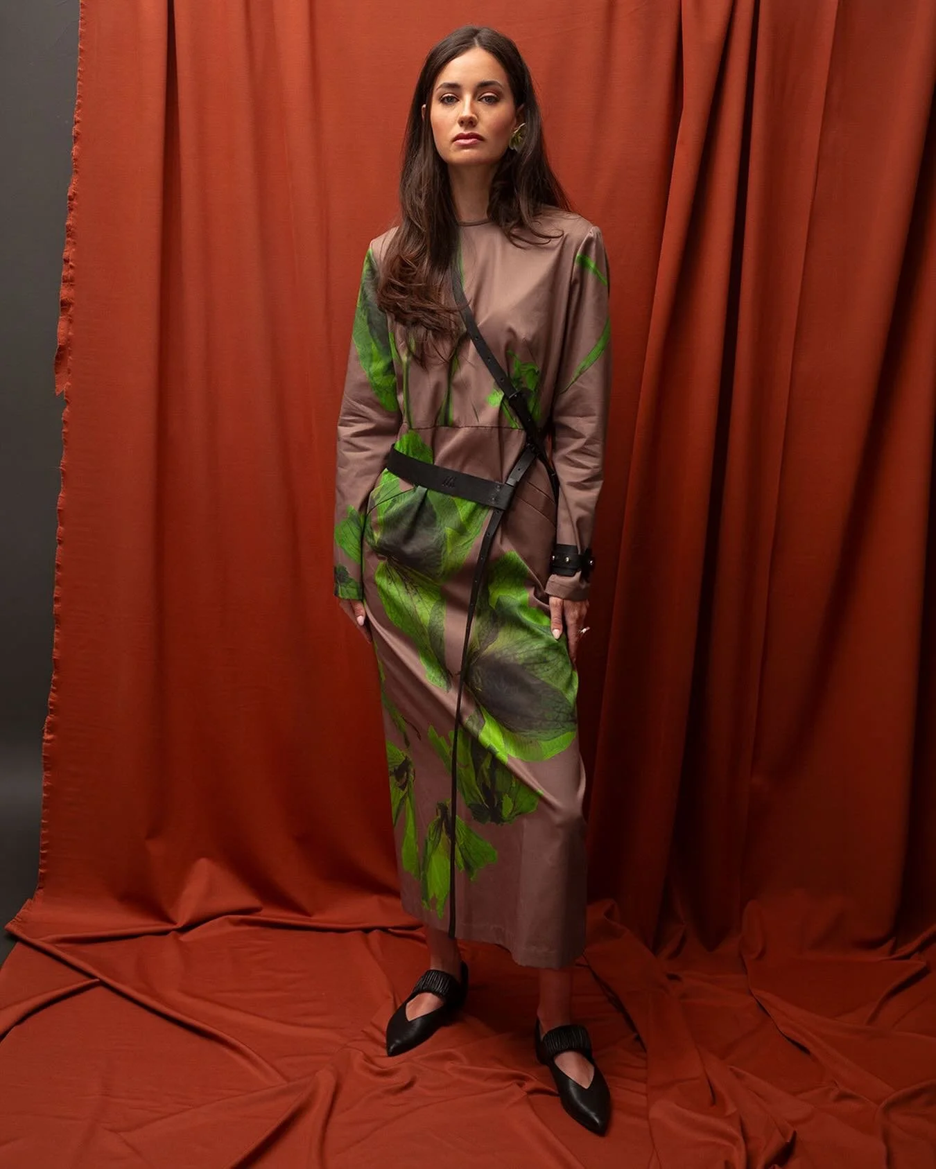 🤎💚 NEW #newcollection #springsummer2026 
Photo + muah + flower photo print : @lenkafritschovamua 
Model: @anetaa.j @puremodel 
Accessories @baagi.cz by Leona Pil&aacute;tov&aacute;