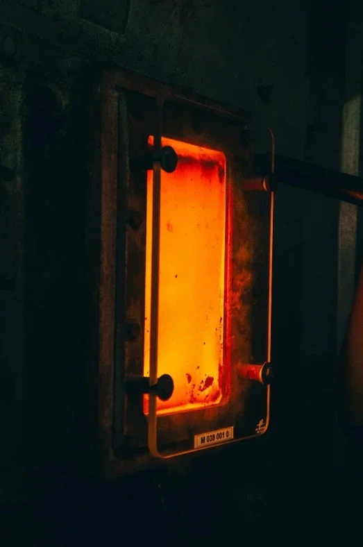 Industrial heat treatment oven with glowing chamber for metal hardening