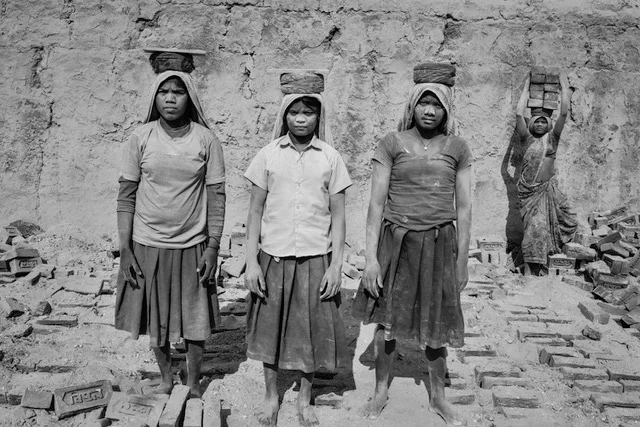 4 Girls, Brick Workers, Anja Bruehling