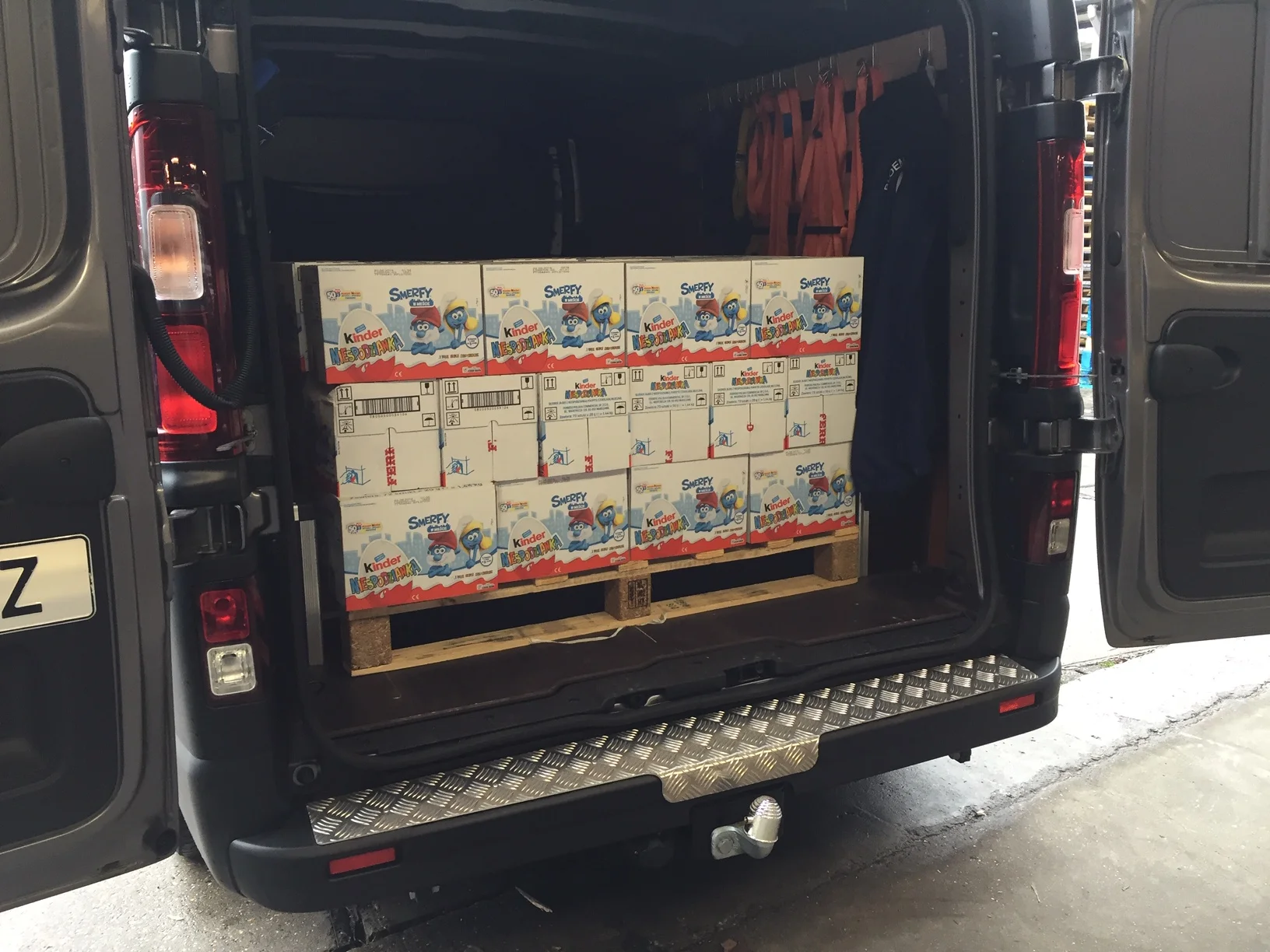 Een lekkere rit; 300 kilo chocolade-eieren ! Best breekbaar...