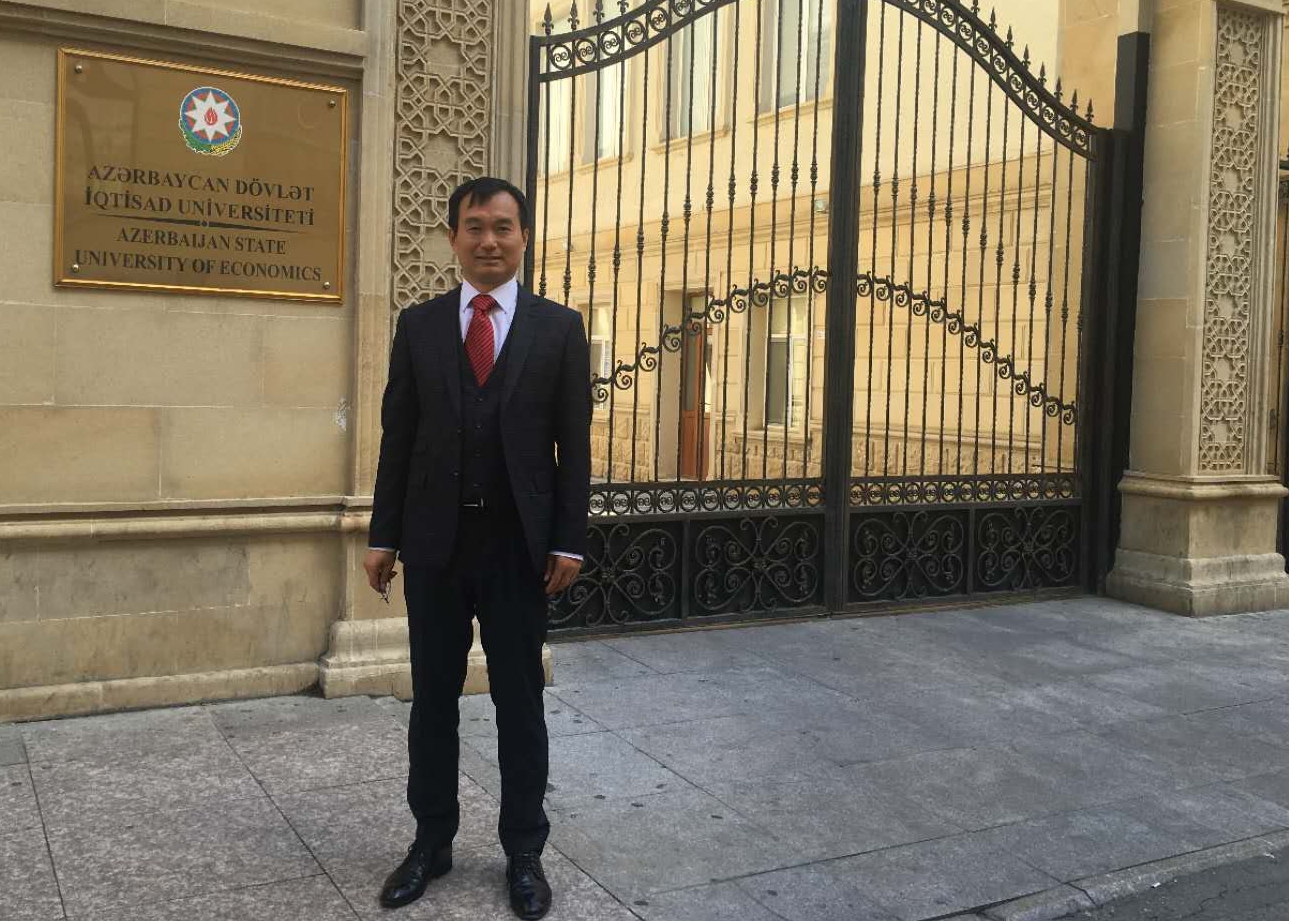 2016年8月,在阿塞拜疆国立经济大学。 August 2016, at the National Economic University of Azerbaijan.