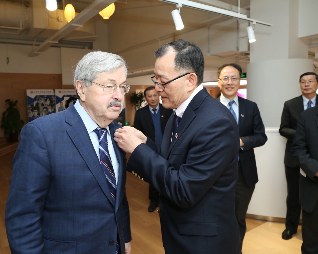 Welcoming US Ambassador to China Mr. Branstad at the launching ceremony of China-US Joint Innovation Centre for Youth Exchange at Peking University