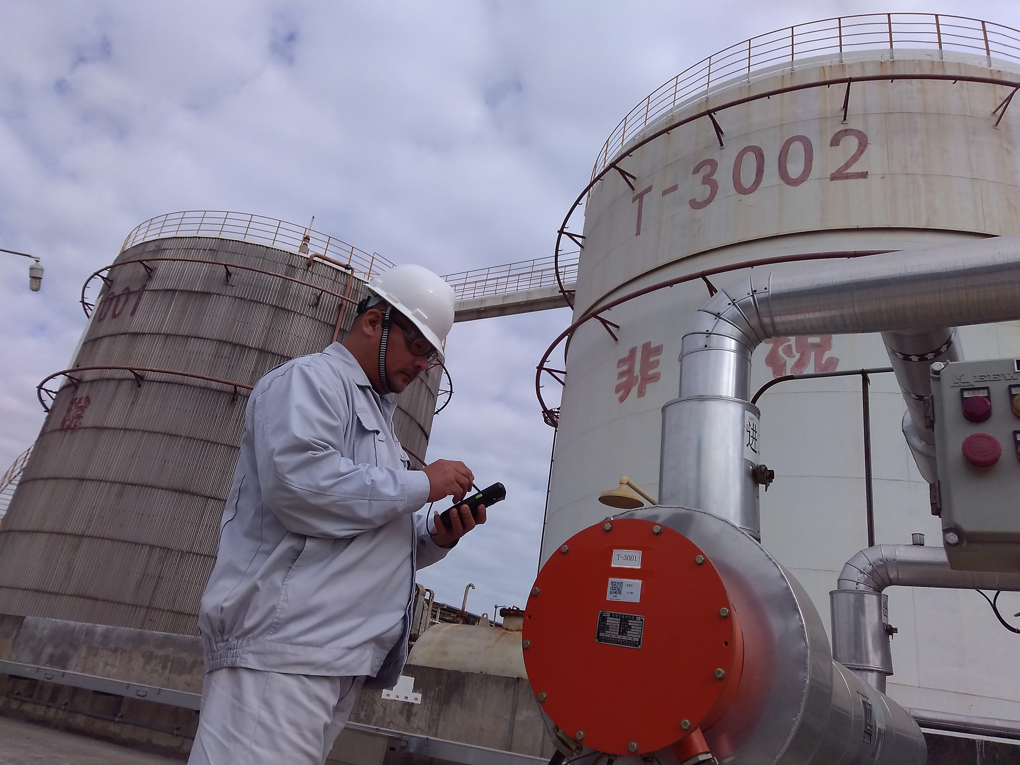 LBC Shanghai Shipping Terminal - technician using bluebee 2017.jpg