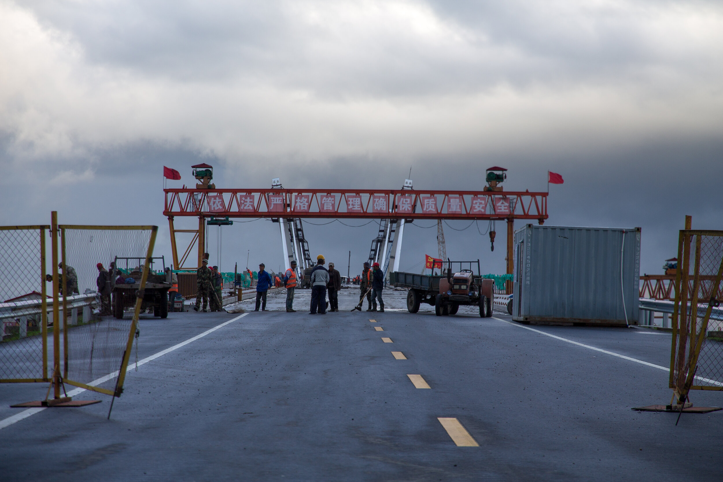 Construction workers put final touches to the Heihe-Blagoveshchensk highway bridge .jpg