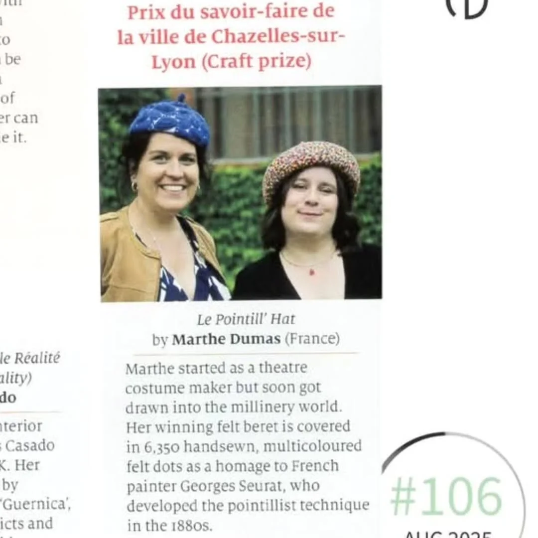Bonjour ! 

Je suis tr&egrave;s heureuse de retrouver dans le dernier num&eacute;ro d'ao&ucirc;t de The Hat Magazine un riche reportage sur les Rencontres Internationales des Arts du Chapeau.🎩

Un petit encart y est &eacute;galement consacr&eacute; 