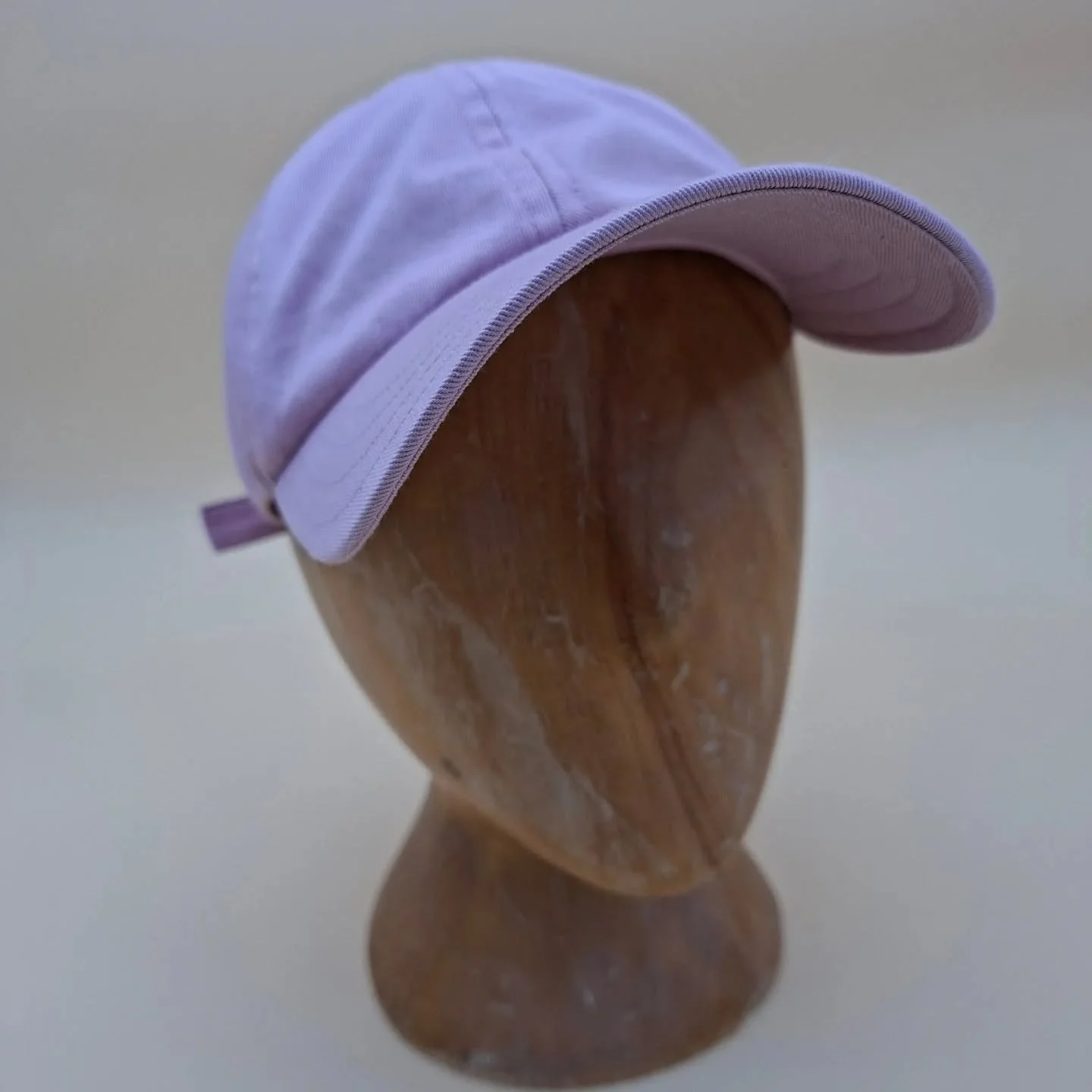 Casquette sur-mesure r&eacute;alis&eacute;e pour une cliente 💜
En gabardine mauve, avec une forme simple et un coloris doux.
Une pi&egrave;ce facile &agrave; porter avec juste ce qu&rsquo;il faut de caract&egrave;re. 

#casquettesurmesure #casquette