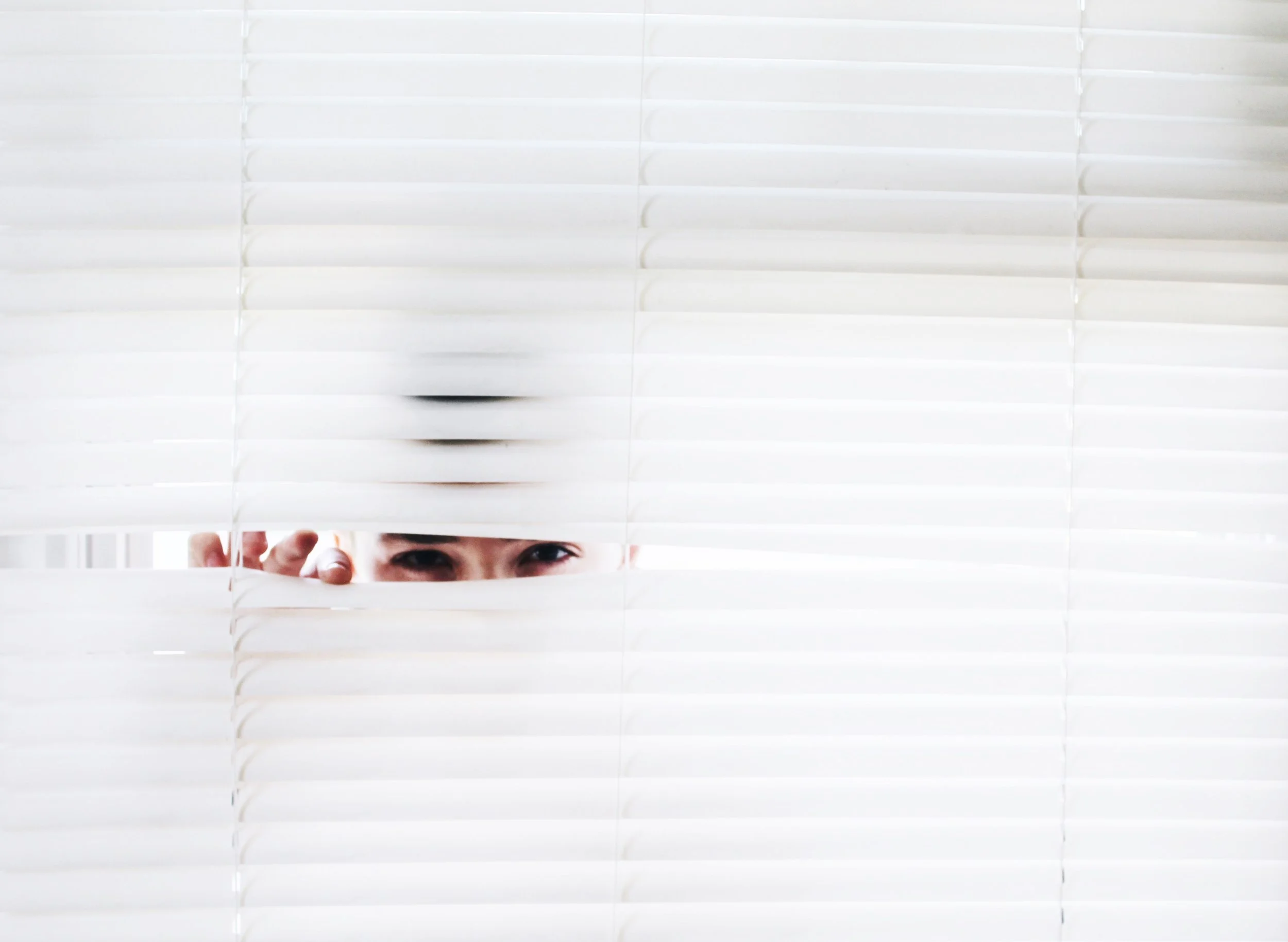 blinds-curiosity-eyes-906018.jpg