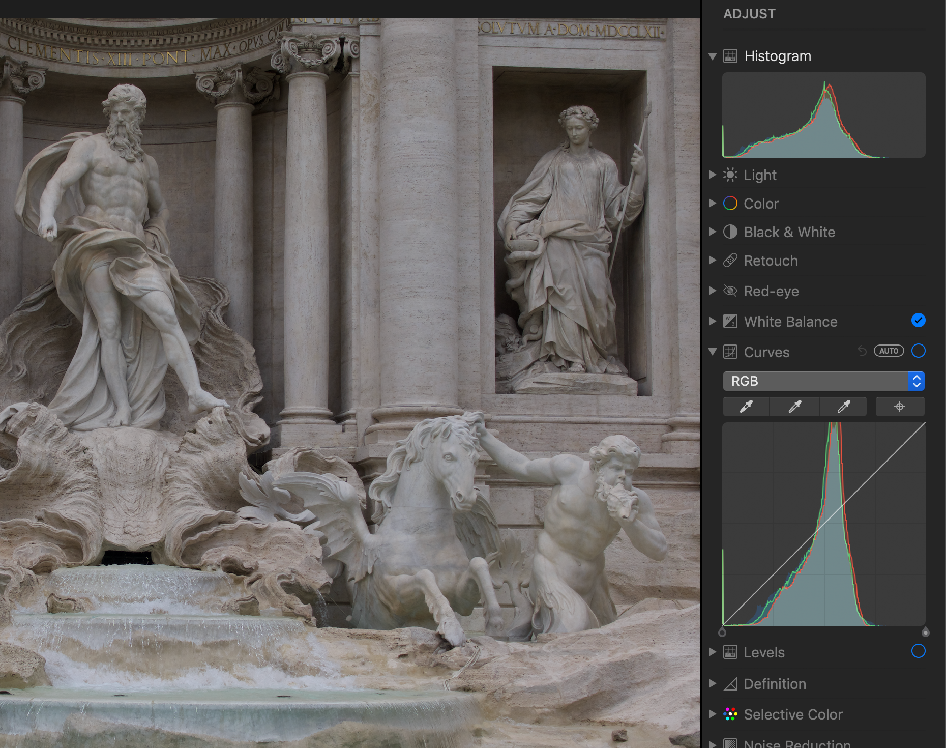 23:00 The Histogram and the Curves control; the straight diagonal line in Curves means no edit has been applied.