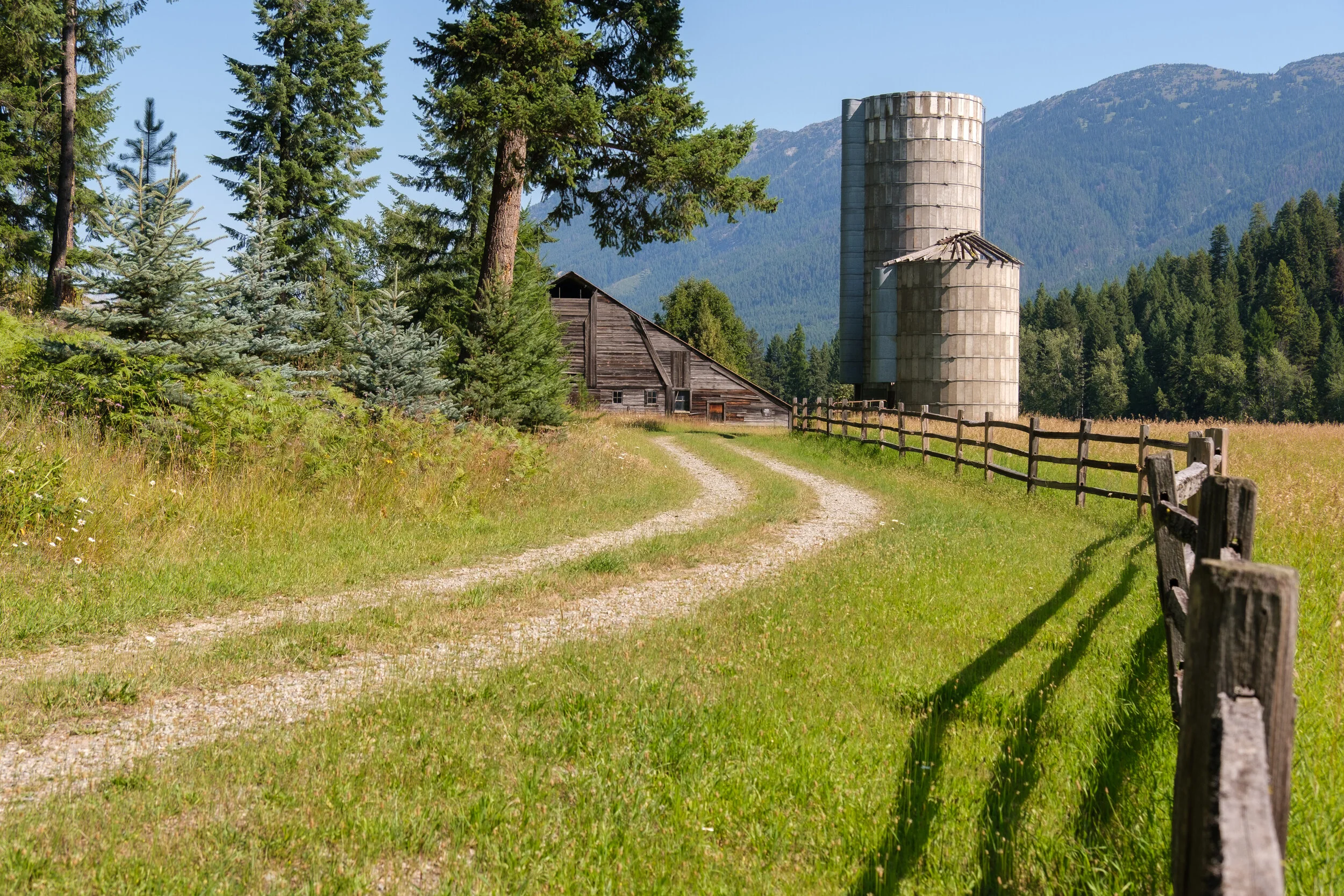 Barn and Fence Image #2 with the barn in the background in focus, but the fence in the foreground blurry. Camera: Fujifilm X-T3 Shutter speed: 1/250 sec Aperture: f/8 ISO: 160 Photo: Jeff Carlson
