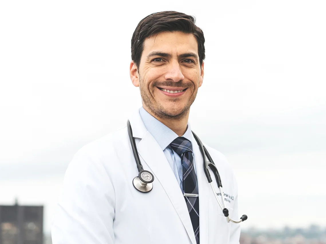 Dr. Mauricio González Médico internista. Investigador. Ponente Internacional