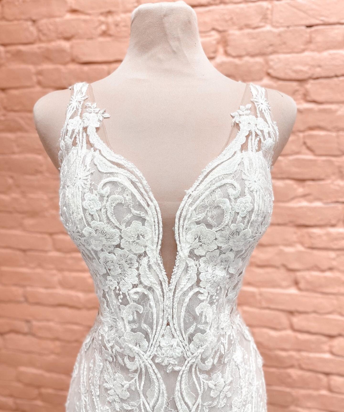 Floral and baroque lace with thousands of hand-embroidered beads sparkles over the delicate french chantilly lace! ⠀
⠀
Gown by @elyseebridaldesign