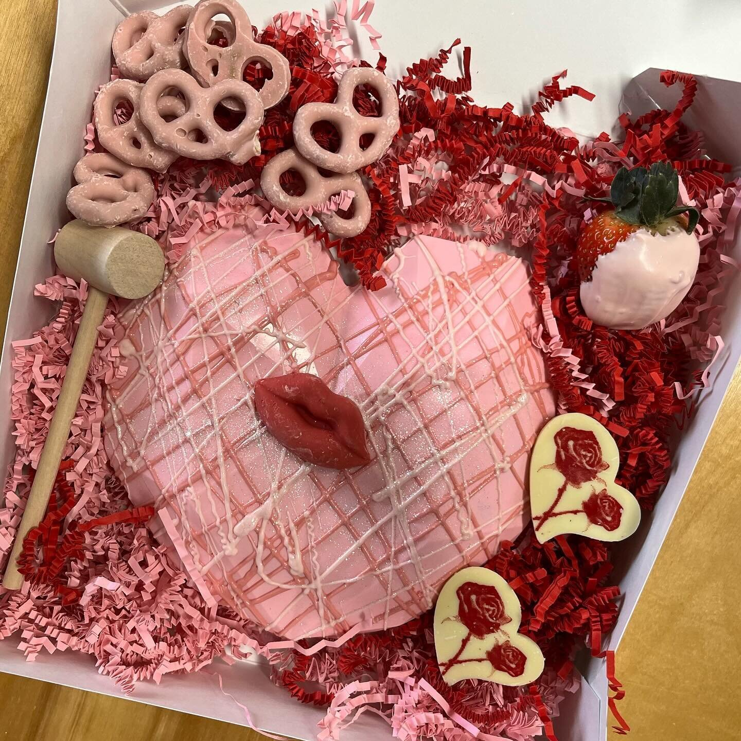 Decorated and filled - with sweet treats - the most amazing chocolate heart at work today! ❤️ 

#avedaemployee #funatwork #bemyvalentine #happyvalentineday #valentines #breakableheart #valentinedayheart #chocolate