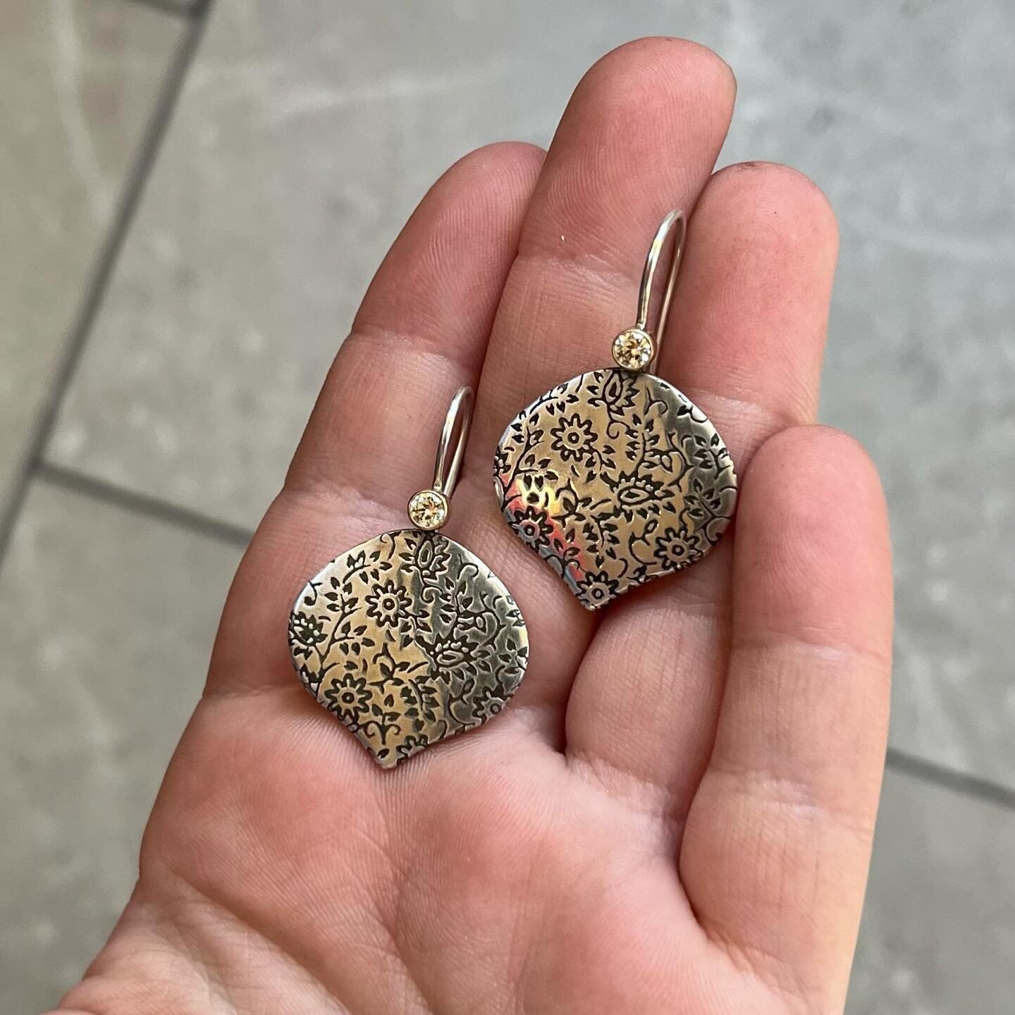 These are a pair of my favorite earrings! They go with everything! Made of sterling silver and accented with diamonds set in gold. 

#mnjewelrybyjessica #sterlingsilverjewelry #sterlingsilverearrings #goldaccents #tinydiamonds #oregontrailsilver #pot