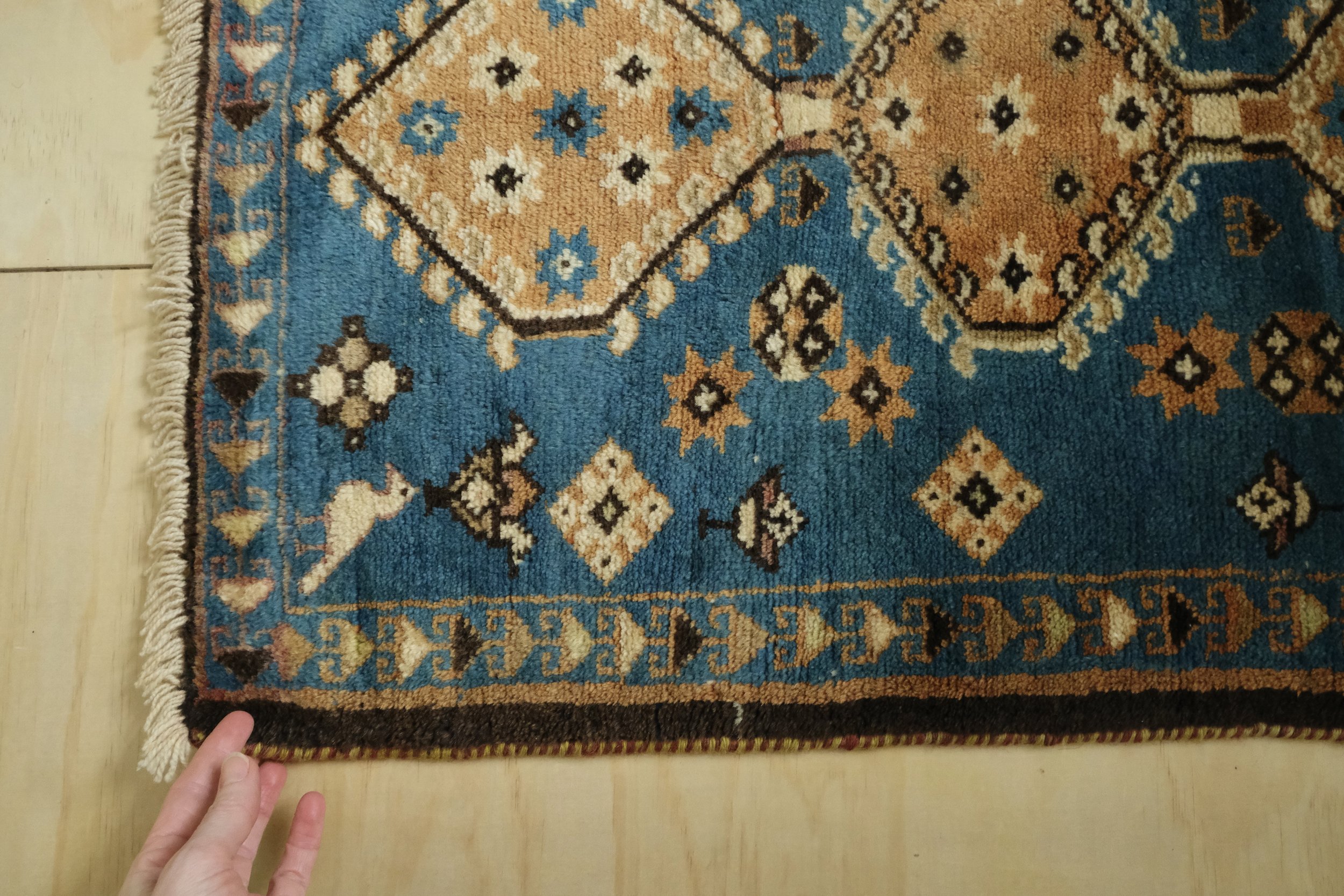 close-up of rug showing hand knotted qualities
