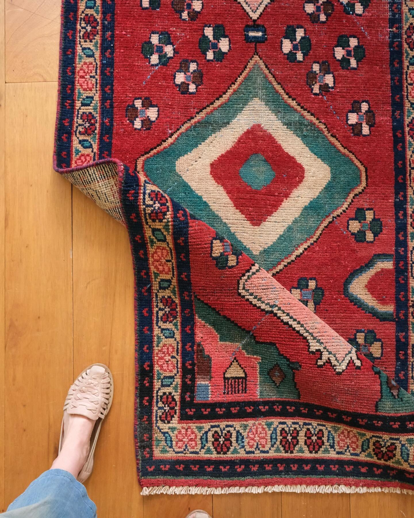 This weeks batch of vintage rugs just landed in the webshop〰️
.
.
.
Image Description: a carousel of images of this weeks batch, each pictures showing the handle of the rug aka the drape shown by folding the rug over itself
.
.
.
#vintage #vintagerug