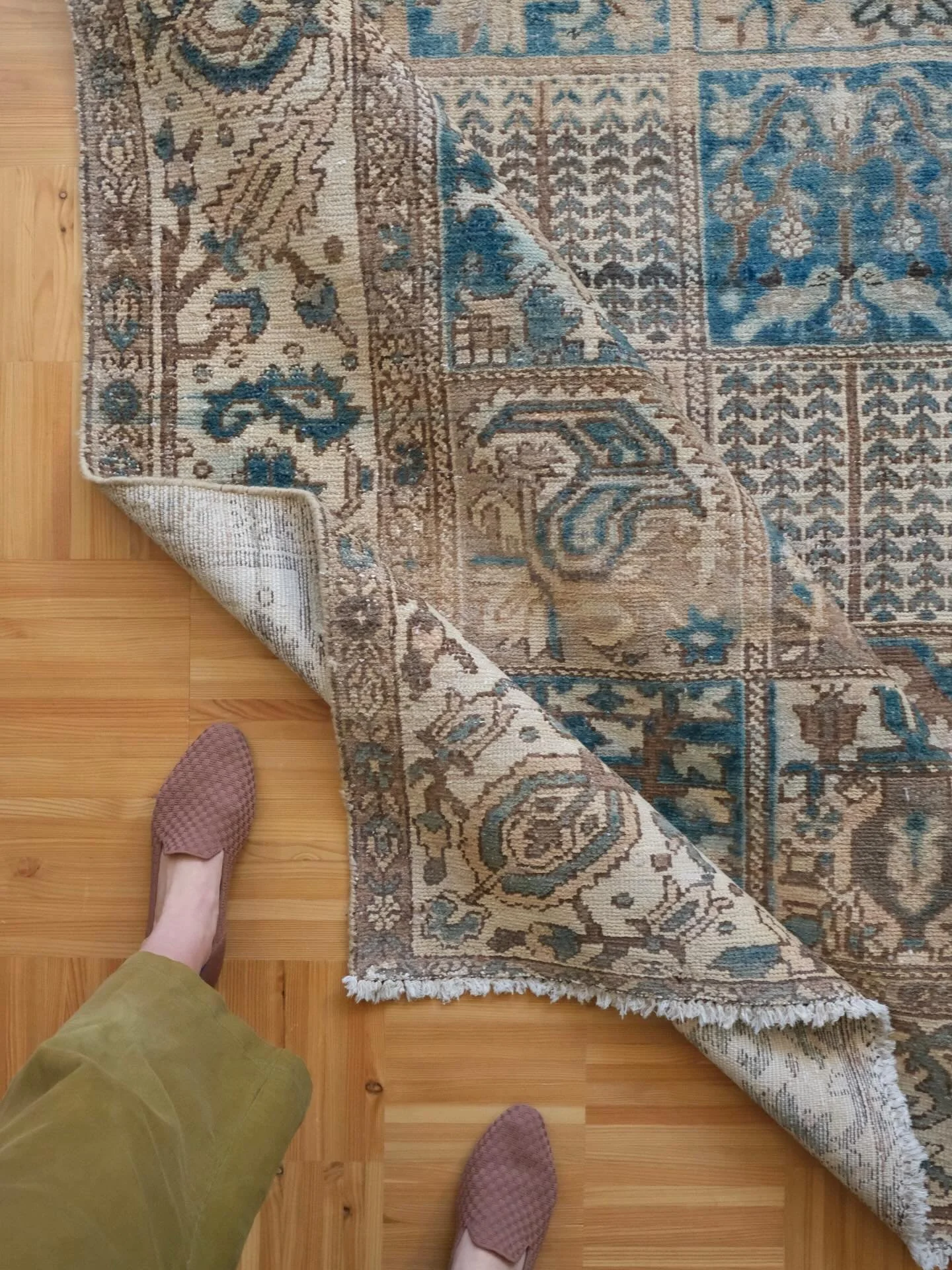 A fresh collection of vintage rugs just landed in the webshop. This week I&rsquo;m happy to be sharing a few large area rugs, an ever elusive narrow runner as well as more of my favorite Tibetan rugs. 
All linked in stories now or if you are local co
