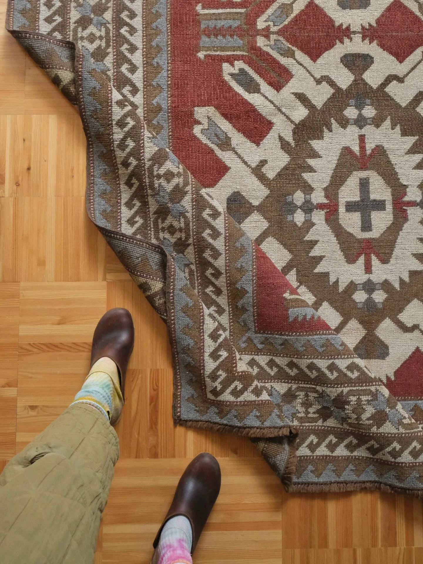A fresh batch of vintage rugs has landed in the webshop in an array of sizes. Lots of Fall colors and cozy vibes this week. It&rsquo;s time to lean into the changing season&hellip;