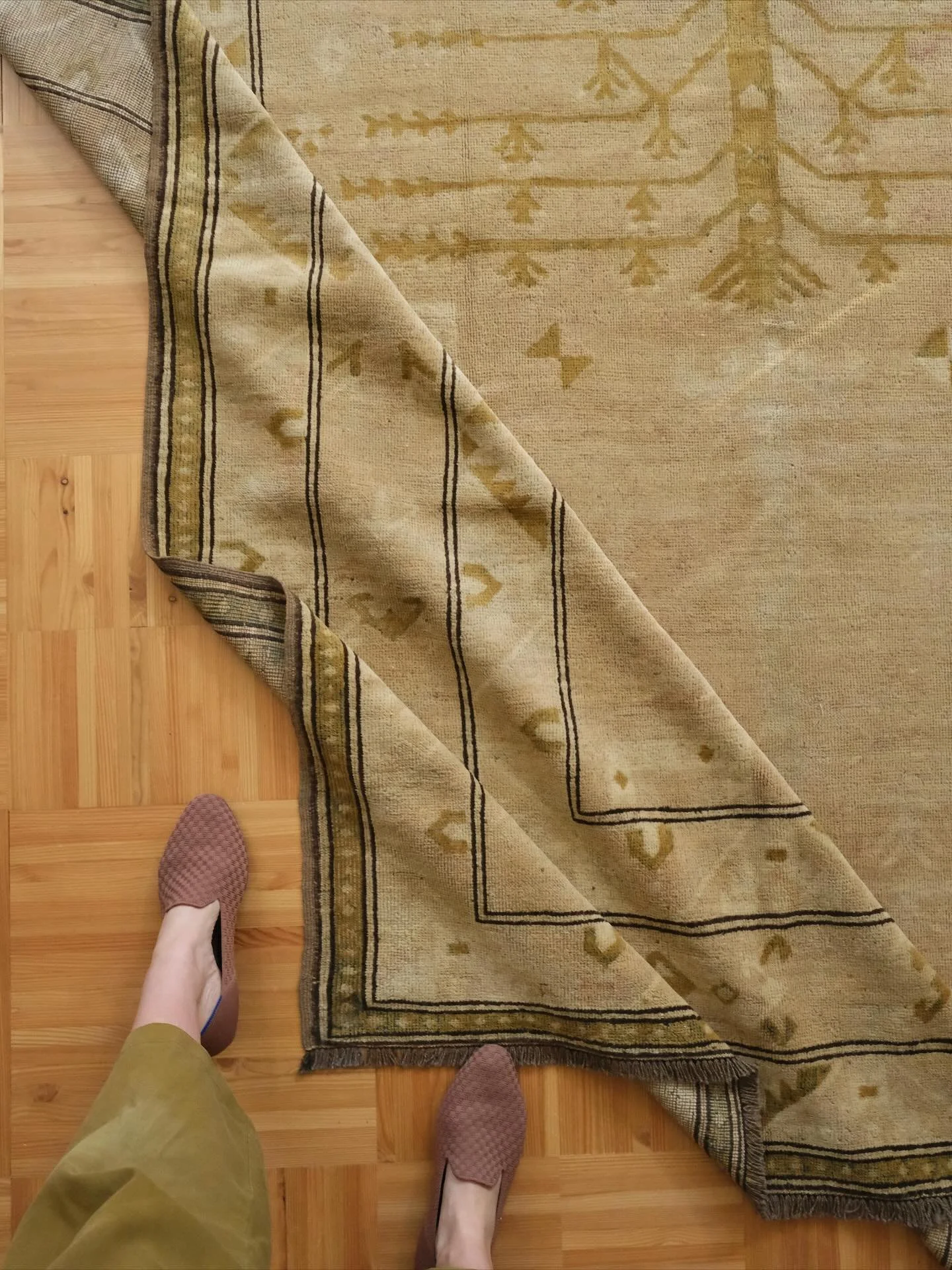 So many big beautiful neutral area rugs in the webshop right now. You know me and how much I love a colorful home- but sometimes a neutral base can be the perfect starting point to design your room around&hellip; 🌾