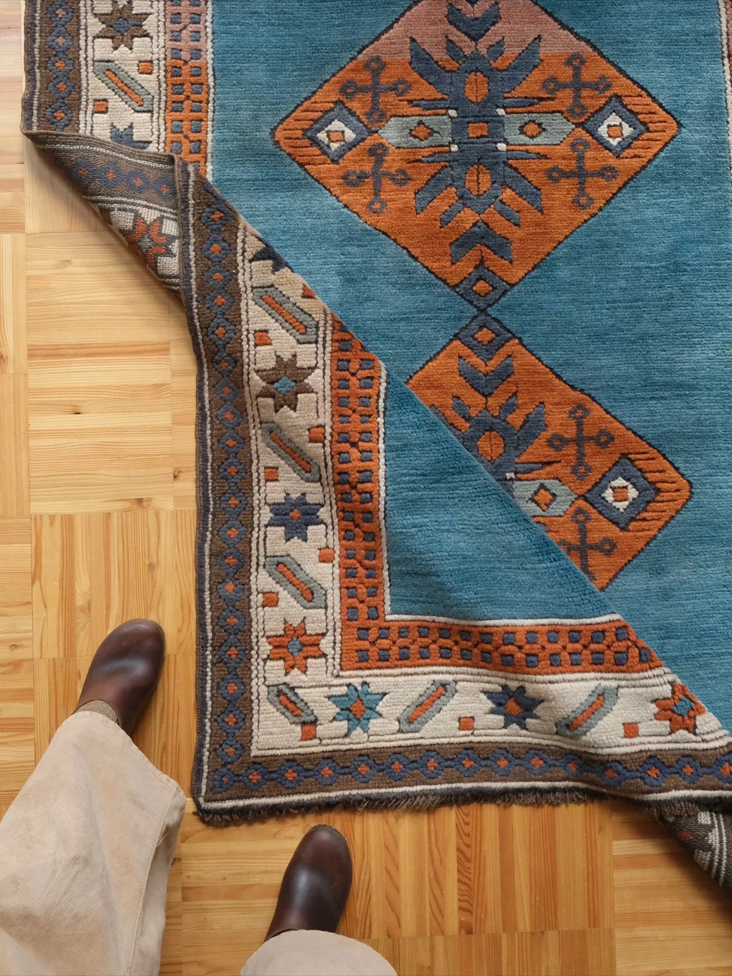 Some fresh arrivals have landed in the webshop. And yes there are more Tibetan rugs because I love them. And clearly you all do too, what can I say, we have great taste in rugs ✨