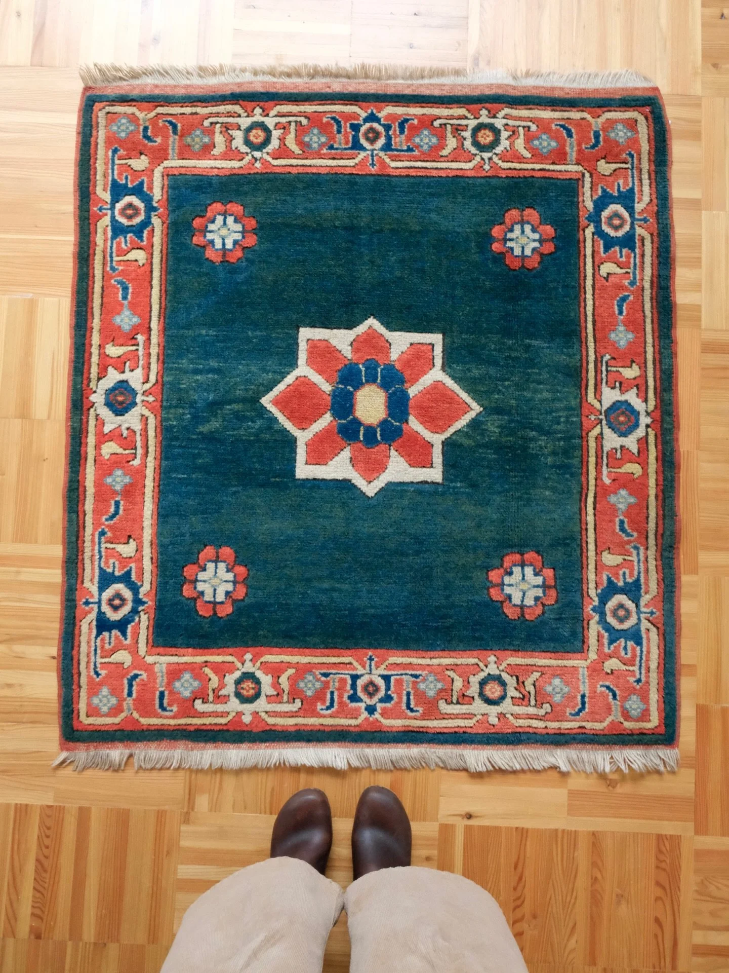 Did you know that square rugs are much more rare and hard to find? 
Well they are- we like to say &ldquo;the square-er the rare-er&rdquo; ☺️ not only is it fun to say but it&rsquo;s true! 

This lil vintage Turkish square rug is the size often needed