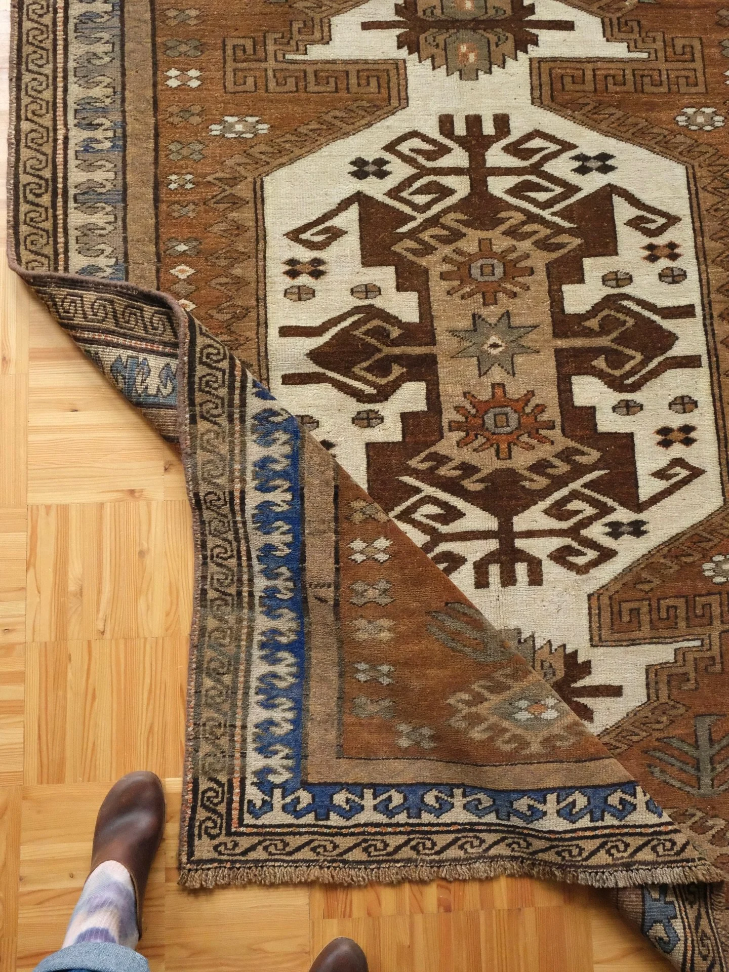 This weeks batch of vintage rugs just landed in the webshop! And there are some goodies let me tell you- a 9x6 in the most gorgeous subtle palette of color, a Tibetan with twin vases of flowers (you know how much I love a figural rug) some earthy del