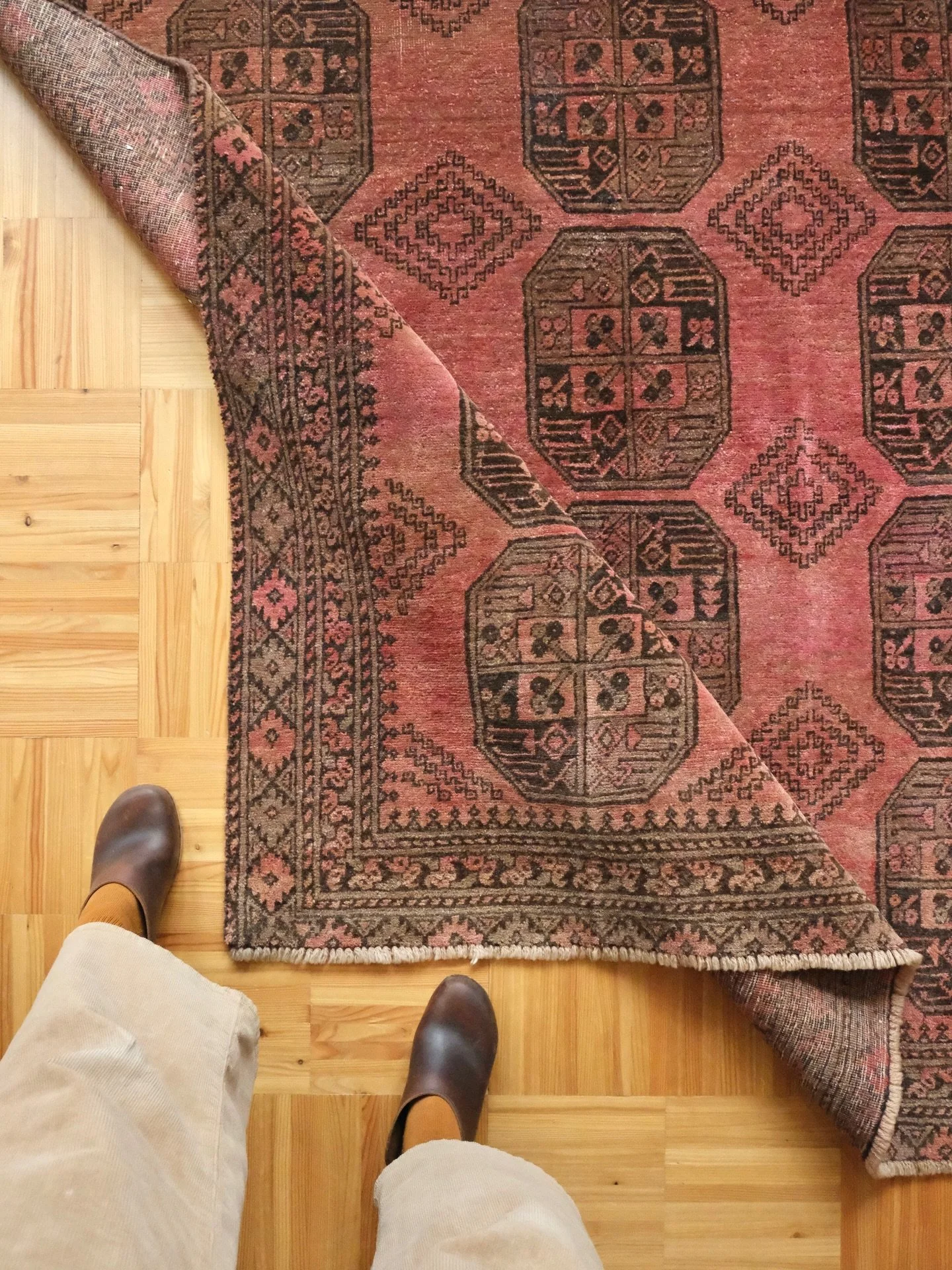 A classic vintage Turkoman rug with timeless design and shapeshifting hues this is truly the type of rug to withstand the test of time and trends. It&rsquo;s that sought after 7x5 size and an added plus is its heavier handle making it a perfect pick 