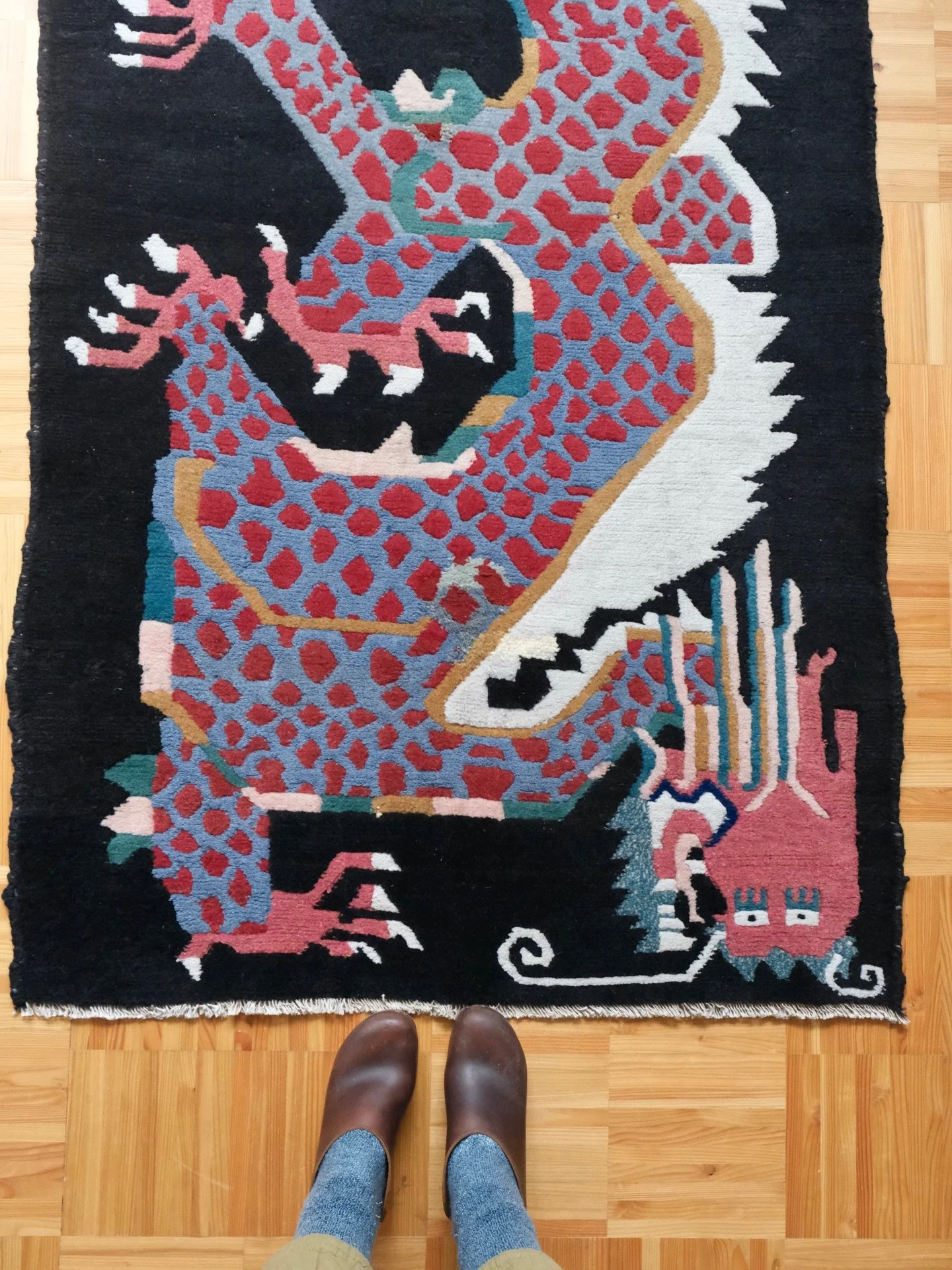 When I think about pairing rugs and art, it&rsquo;s never about *matching* but rather leaning into the colors and design you already like, and the noticing how those attributes &ldquo;play well together&rdquo; when displayed in the same space.
I like