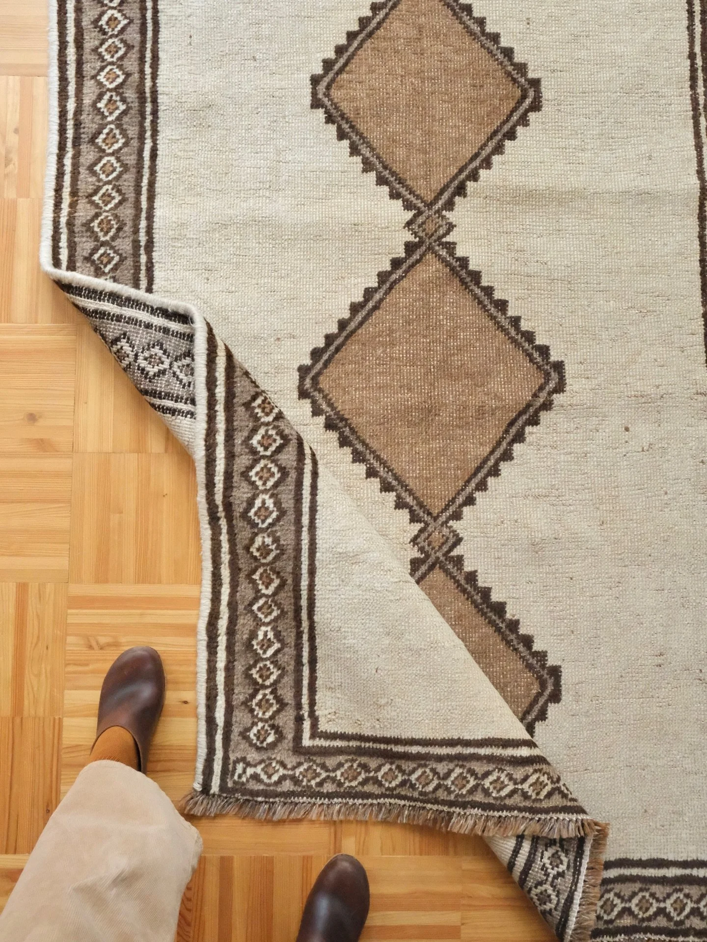 Where are all of my minimalist and neutral rug lovers at? Because this one is pretty perfect- coming in just under 6x4 there are so many spaces this beauty can fit. 
Linked in stories now 🤎