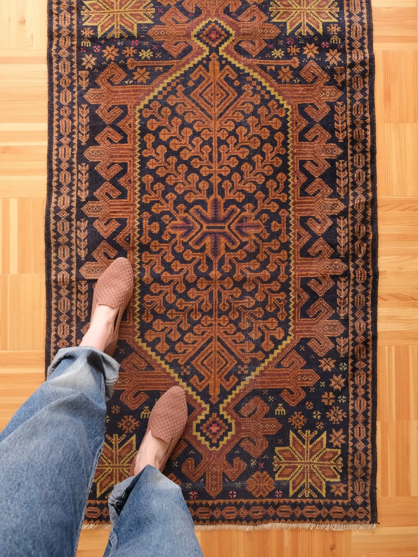 This weeks batch is all smol rugs! Swipe thru to see these beauties including 2 rare and hard to find petite and narrow runner rugs! 
Linked in stories now and come roll some of these gals out with me at open hours tomorrow, Saturday 10-1pm