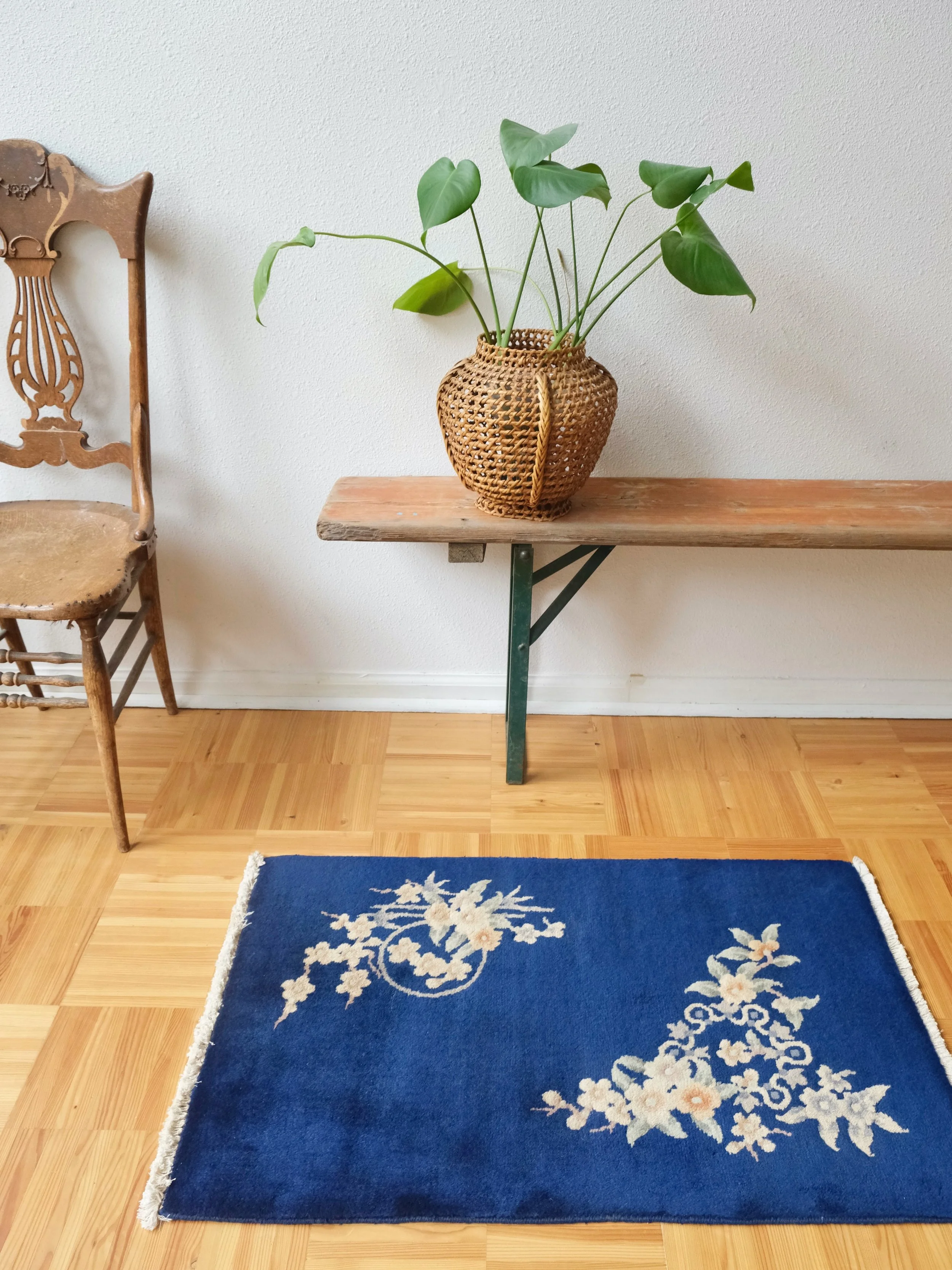 A fresh batch of rugs just landed in the webshop and it&rsquo;s a good one! Starting off with this vintage Chinese art deco rug because it is just so unique and special- not to mention *plush* 💙