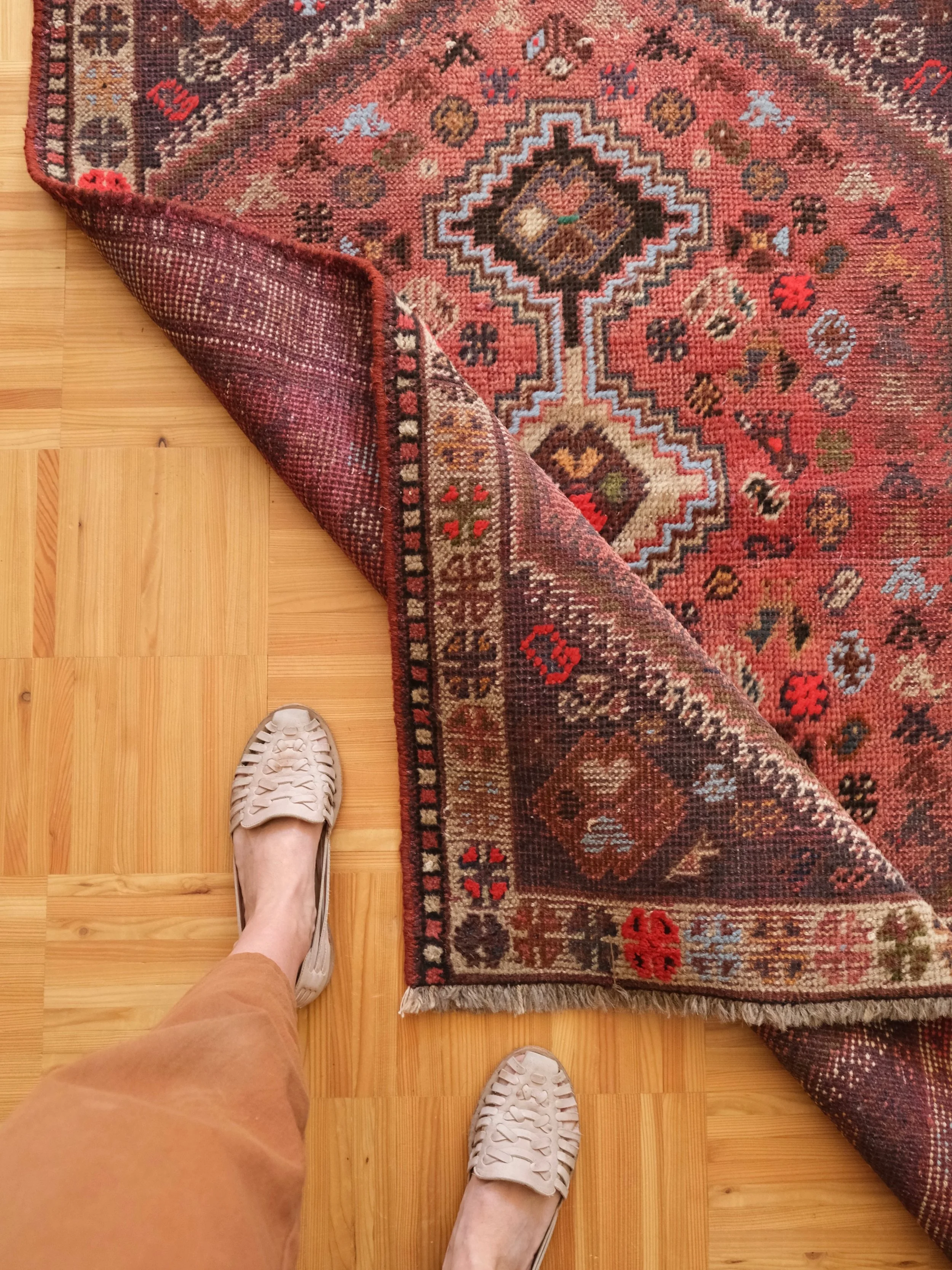From a more minimalist oversized area rug, to a colorful scatter sized cutie covered in birds this weeks batch may have just what you&rsquo;ve been looking for&hellip; ✨